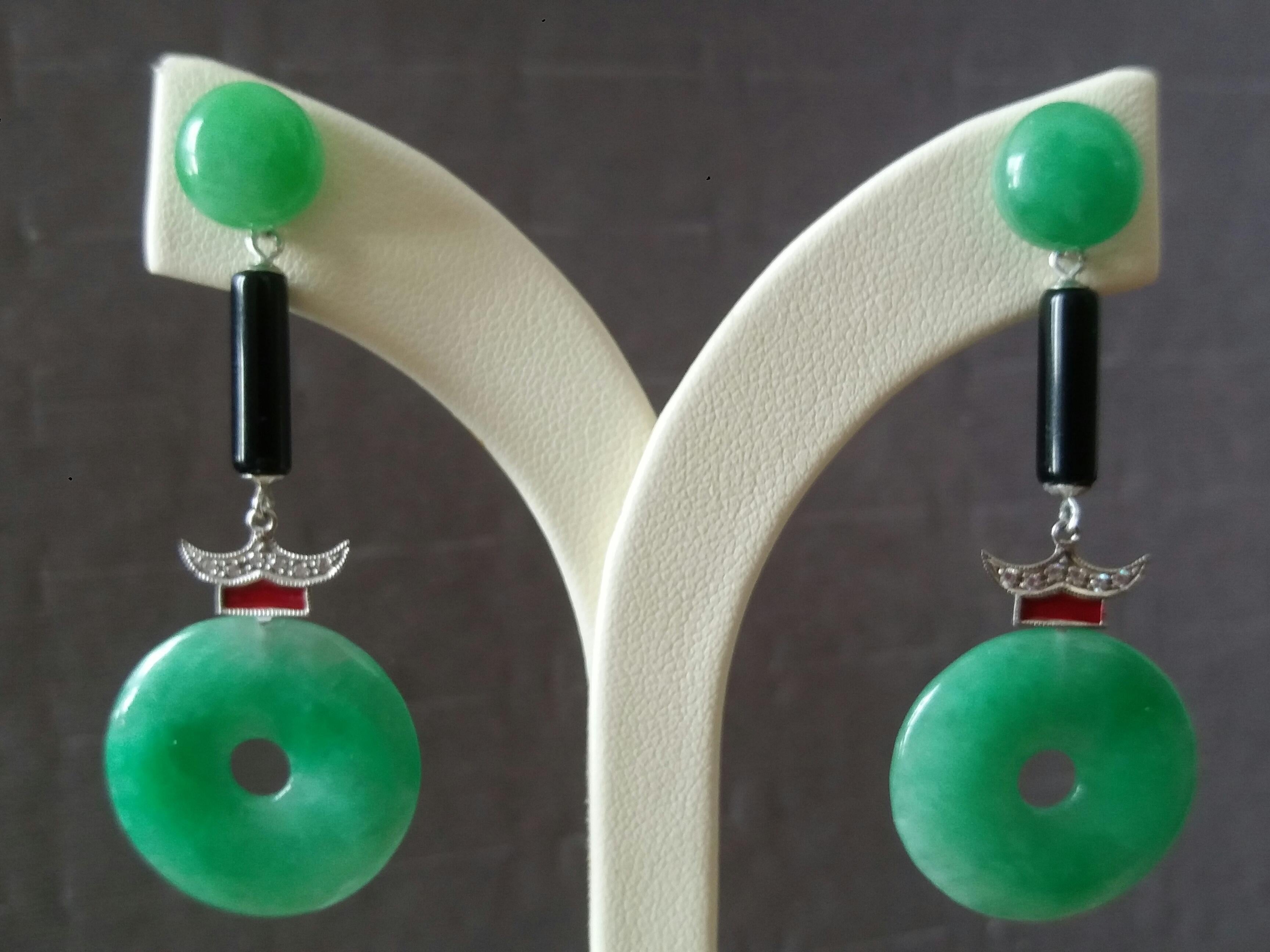 Taglio misto Orecchini pendenti di giada in stile Art Deco con ciambelle d'oro, diamanti neri e smalto rosso. in vendita