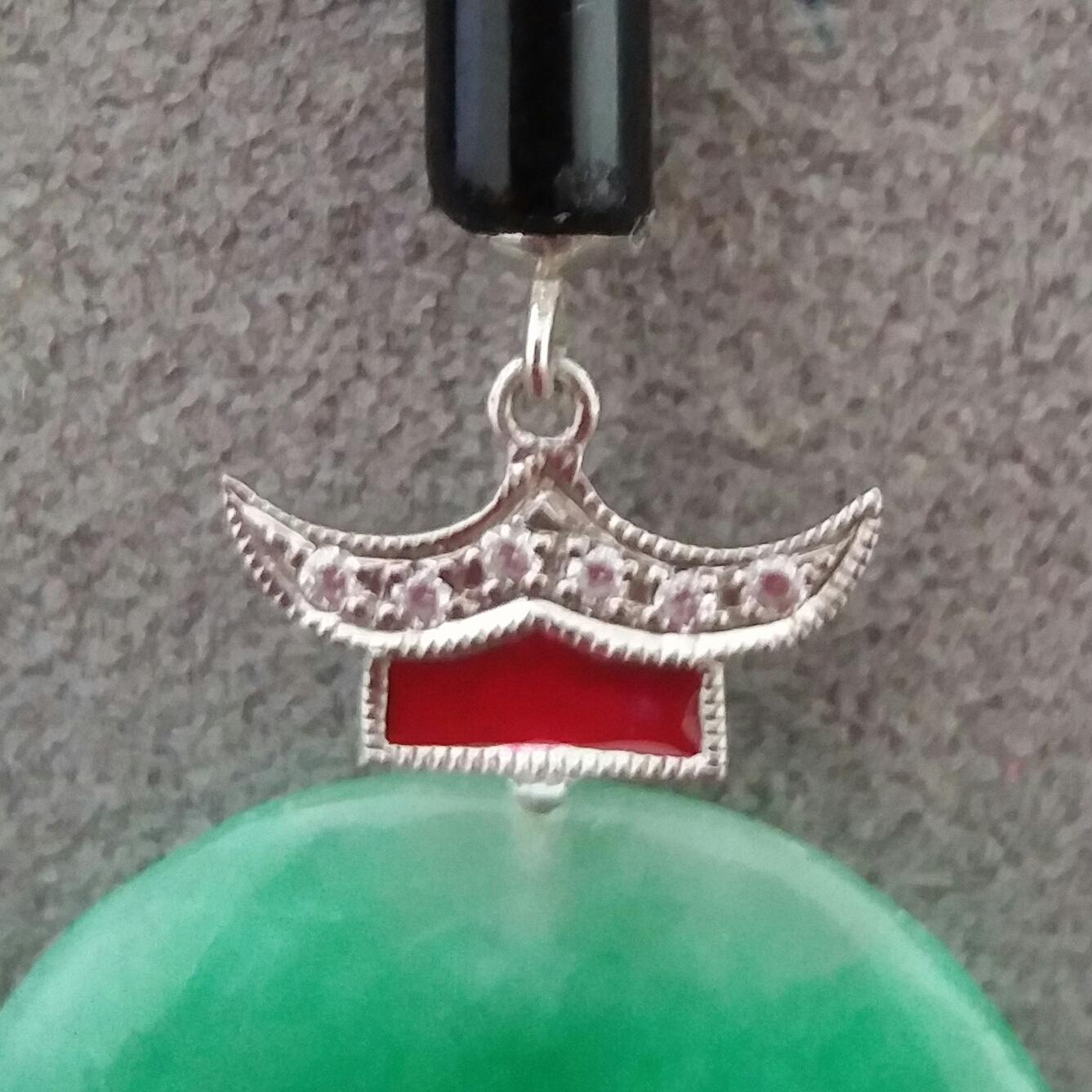 Donna Orecchini pendenti di giada in stile Art Deco con ciambelle d'oro, diamanti neri e smalto rosso. in vendita