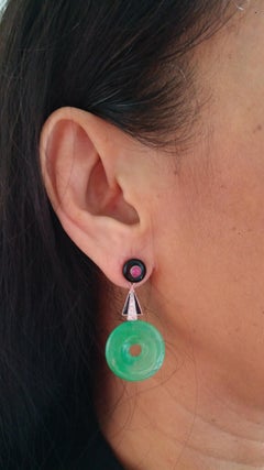 Orecchini in stile Art Deco con ciambelle di giada, oro, diamanti e rubini e smalto nero