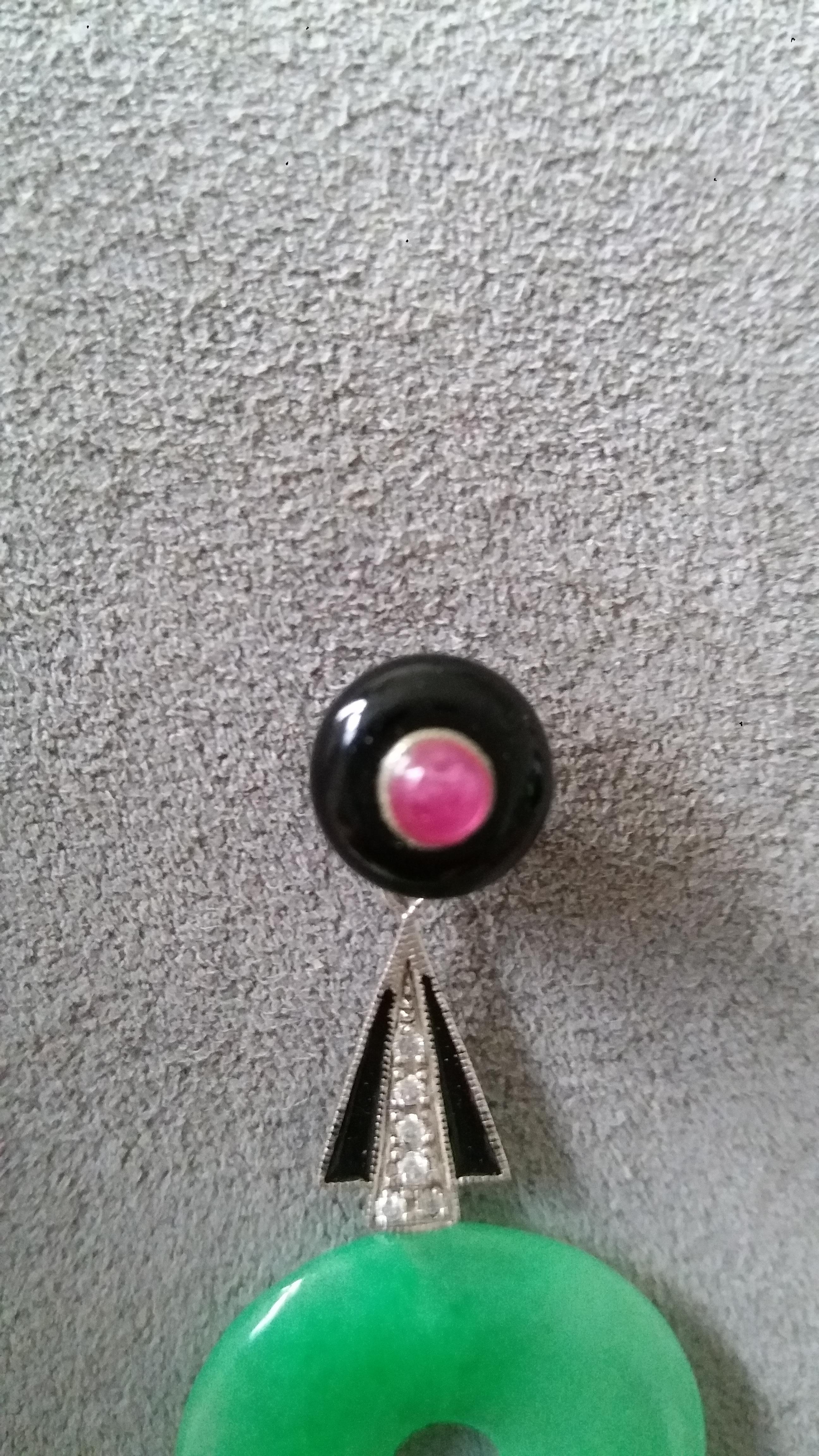 Art Deco Stil Jade Donuts Gold Diamanten Rubine und schwarze Emaille Ohrhänger (Art déco) im Angebot