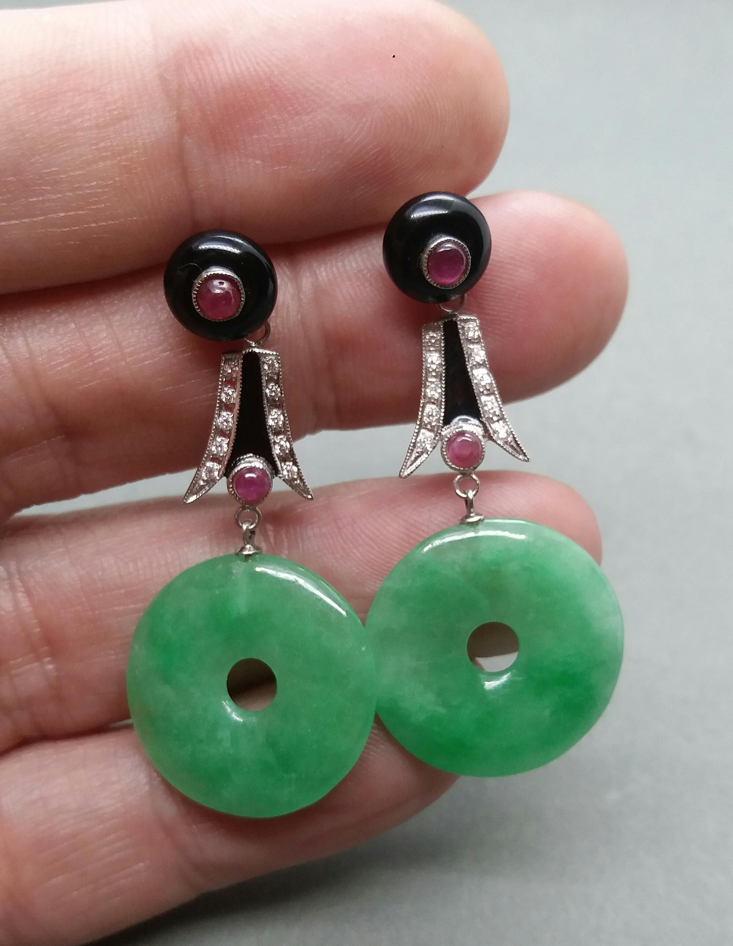 Orecchini in stile Art Deco con ciambelle di giada, oro e diamanti, rubino e onice nero. in vendita 4