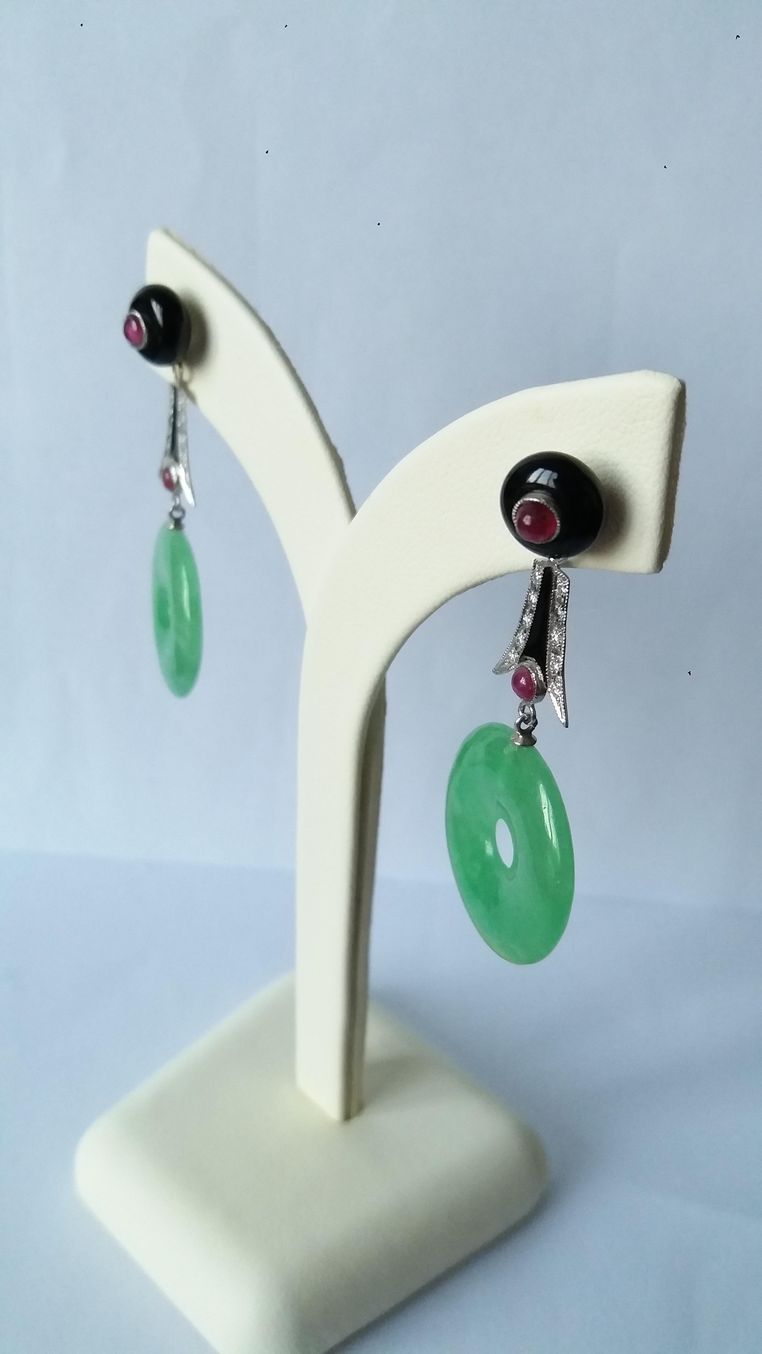 Taglio misto Orecchini in stile Art Deco con ciambelle di giada, oro e diamanti, rubino e onice nero. in vendita
