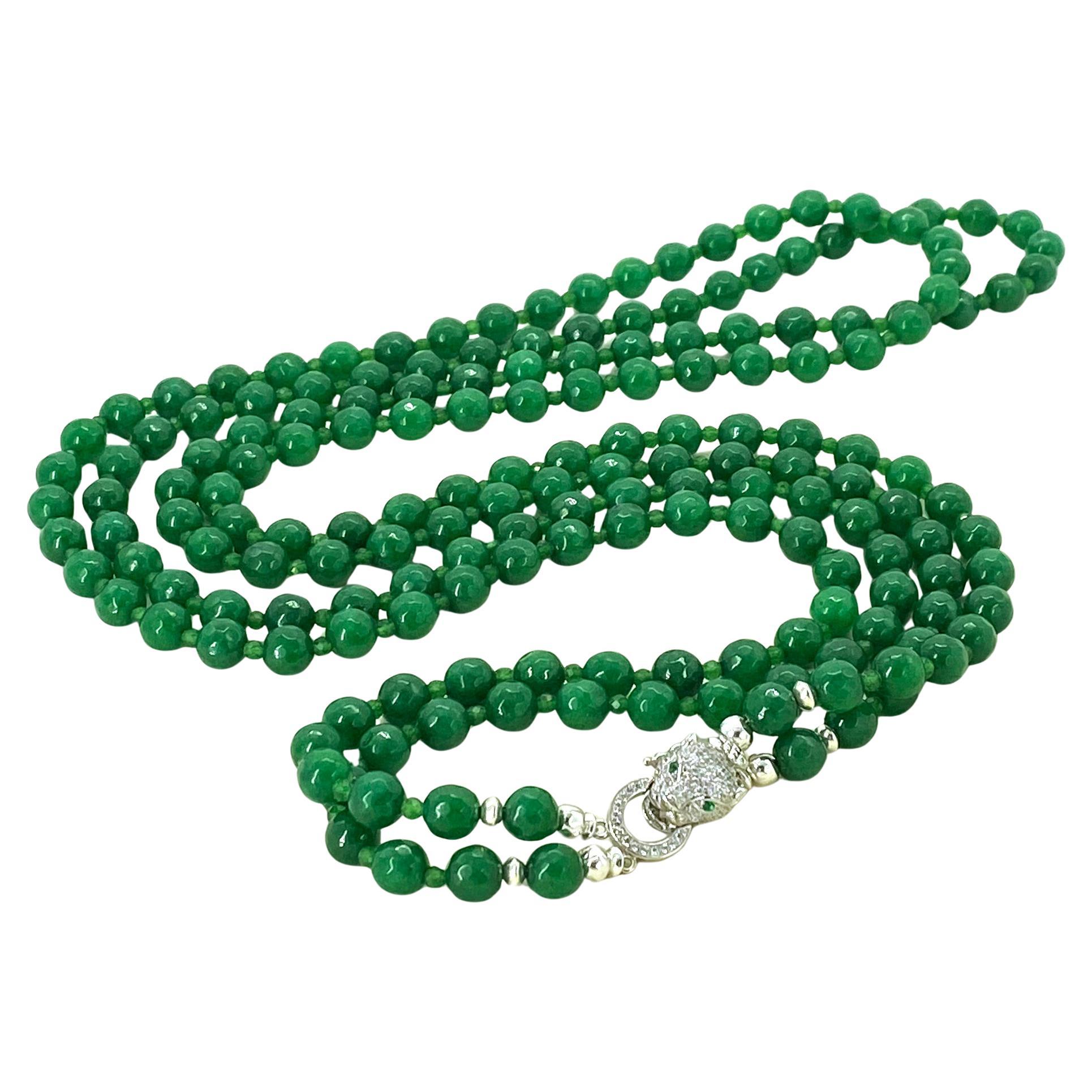 Collar de dos vueltas de jade estilo Art Déco con cierre de leopardo de plata de ley en venta