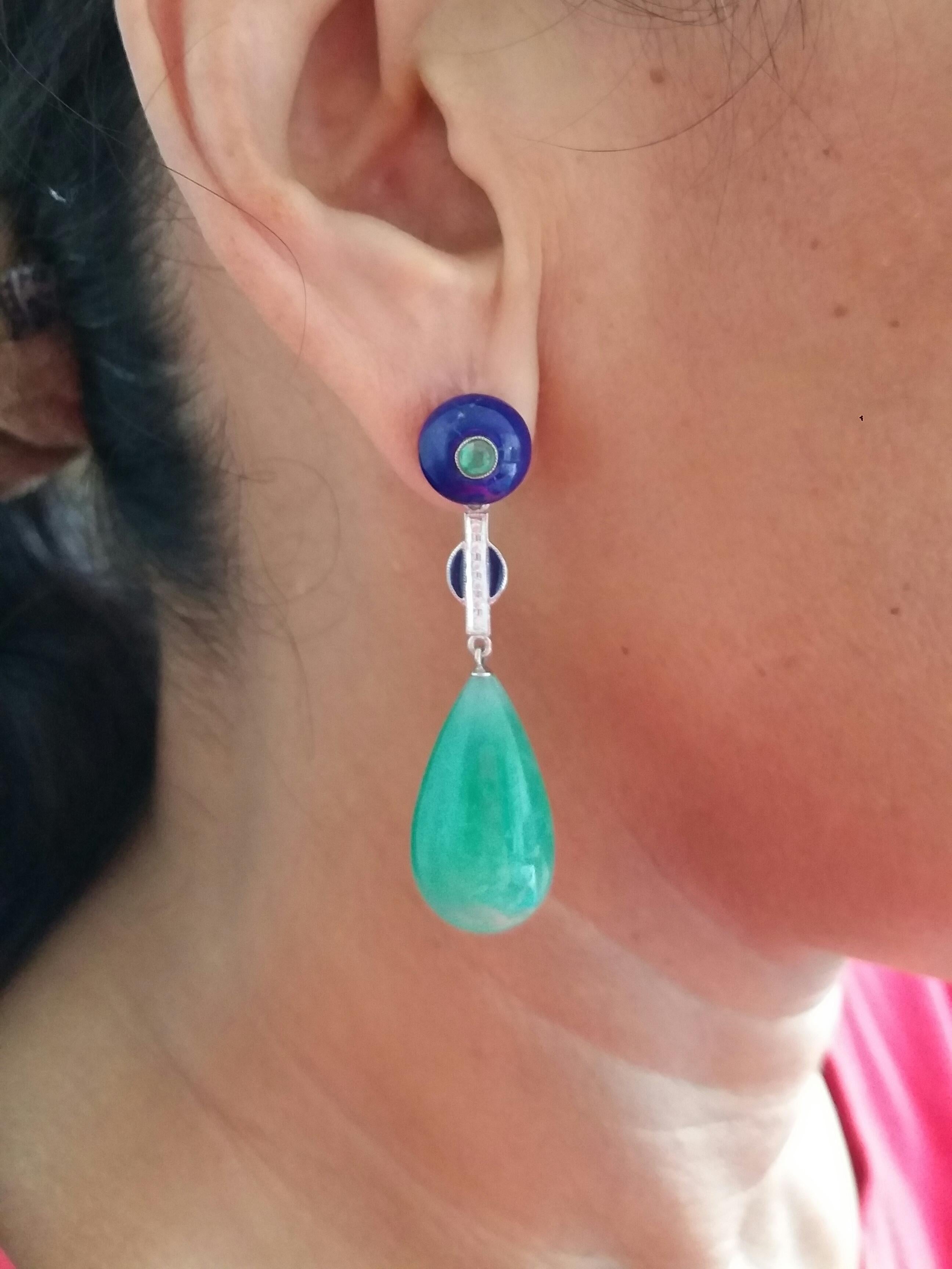 Ohrgehänge im Art-déco-Stil aus Jade mit Smaragd und Lapislazuli, blauer Emaille und Golddiamanten (Cabochon) im Angebot