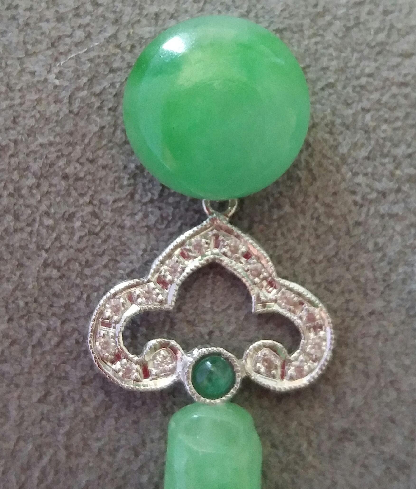 Art Deco Stil gravierte Jade Smaragde 14K Weißgold Diamanten Ohrhänger (Art déco) im Angebot