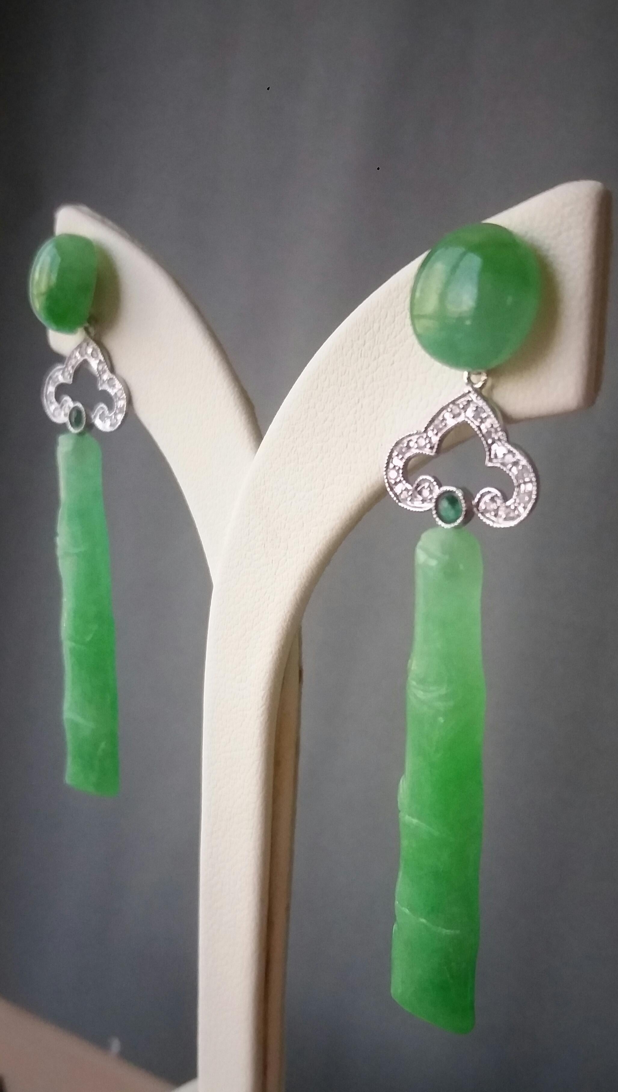 Orecchini pendenti di smeraldi di giada incisi in stile Art Deco in oro bianco 14 carati con diamanti In condizioni buone in vendita a Bangkok, TH