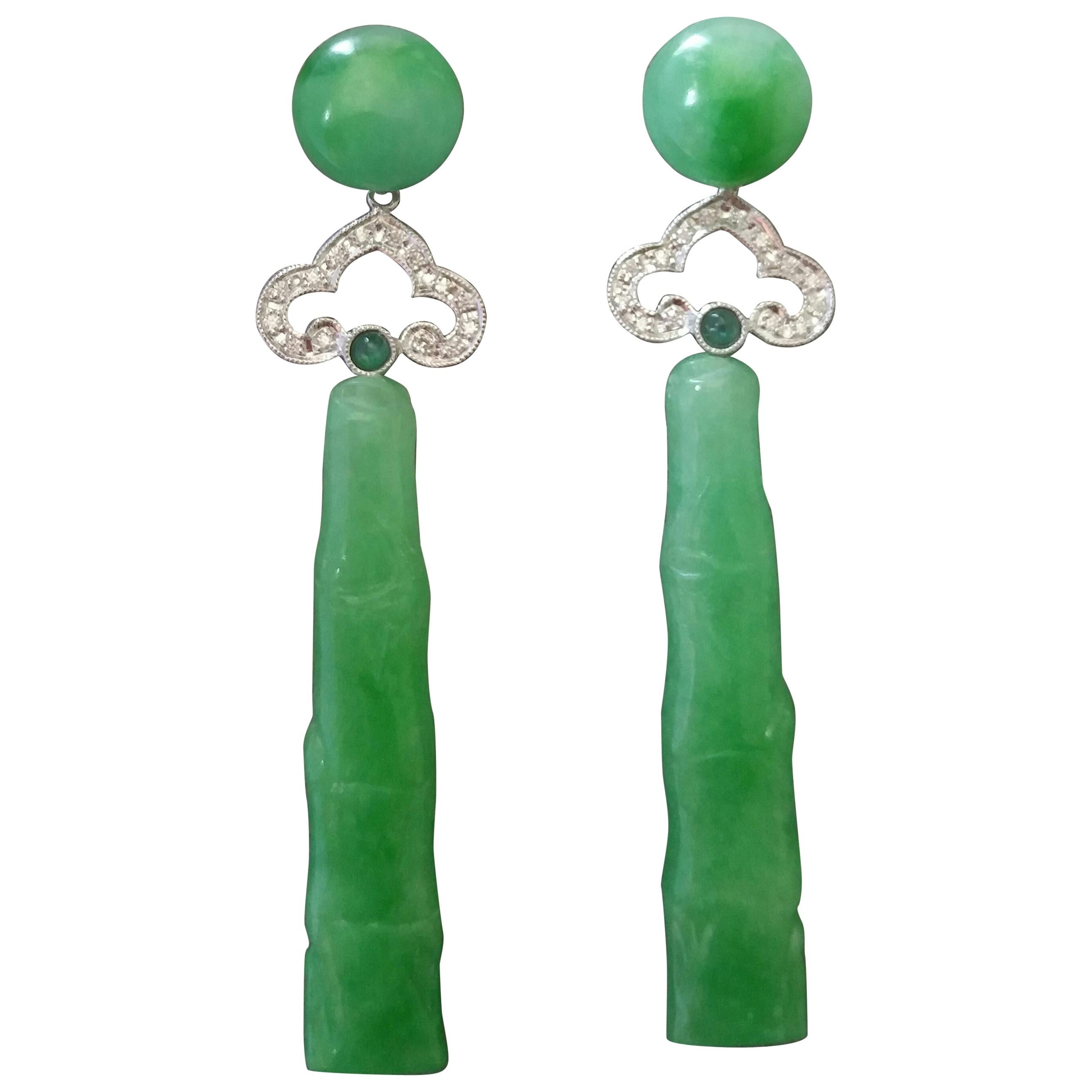 Pendientes Colgantes Estilo Art Decó Esmeraldas de Jade Grabadas Oro Blanco 14K Diamantes en venta