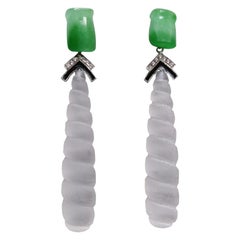 Boucles d'oreilles en goutte de style Art déco en or, jade, diamants, émail et cristal de roche sculpté