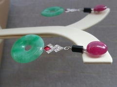 Orecchini in stile Art Deco di giada, rubino, onice nero, oro, diamanti, smalto rosso.