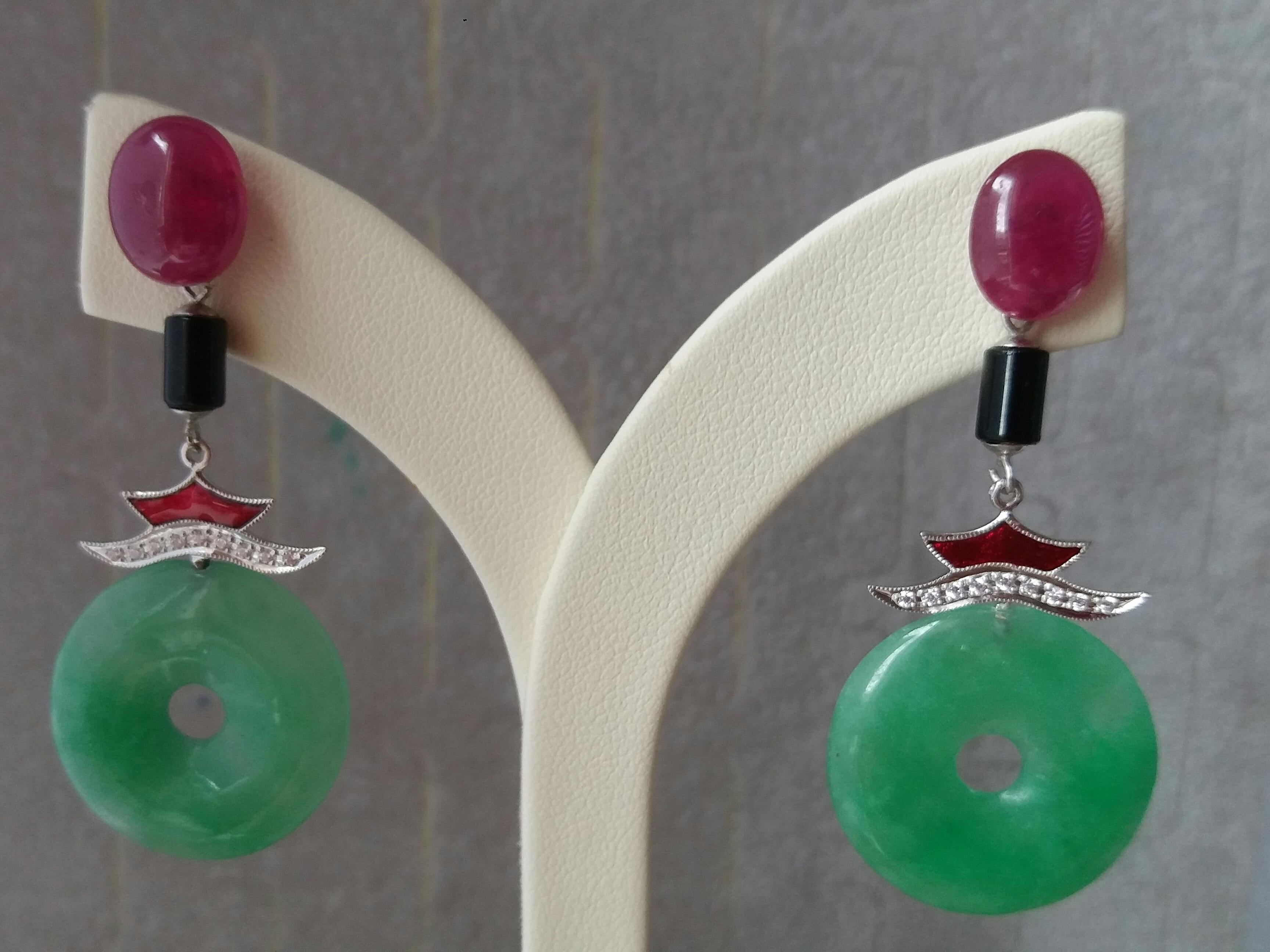 Art Déco Orecchini pendenti di giada in stile Art Deco con rubino, oro e diamanti, smalto rosso e onice nera in vendita