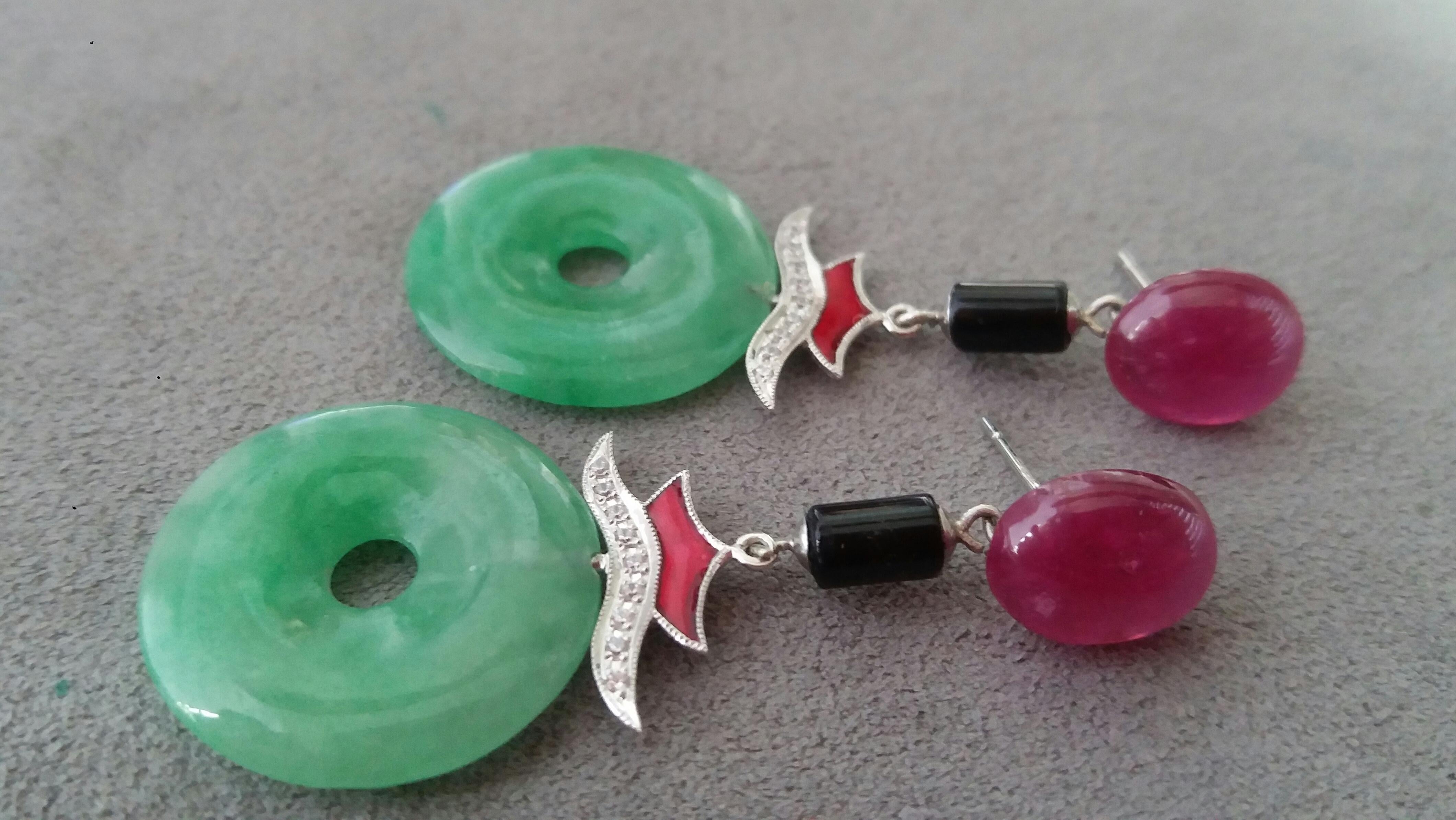 Taglio misto Orecchini pendenti di giada in stile Art Deco con rubino, oro e diamanti, smalto rosso e onice nera in vendita