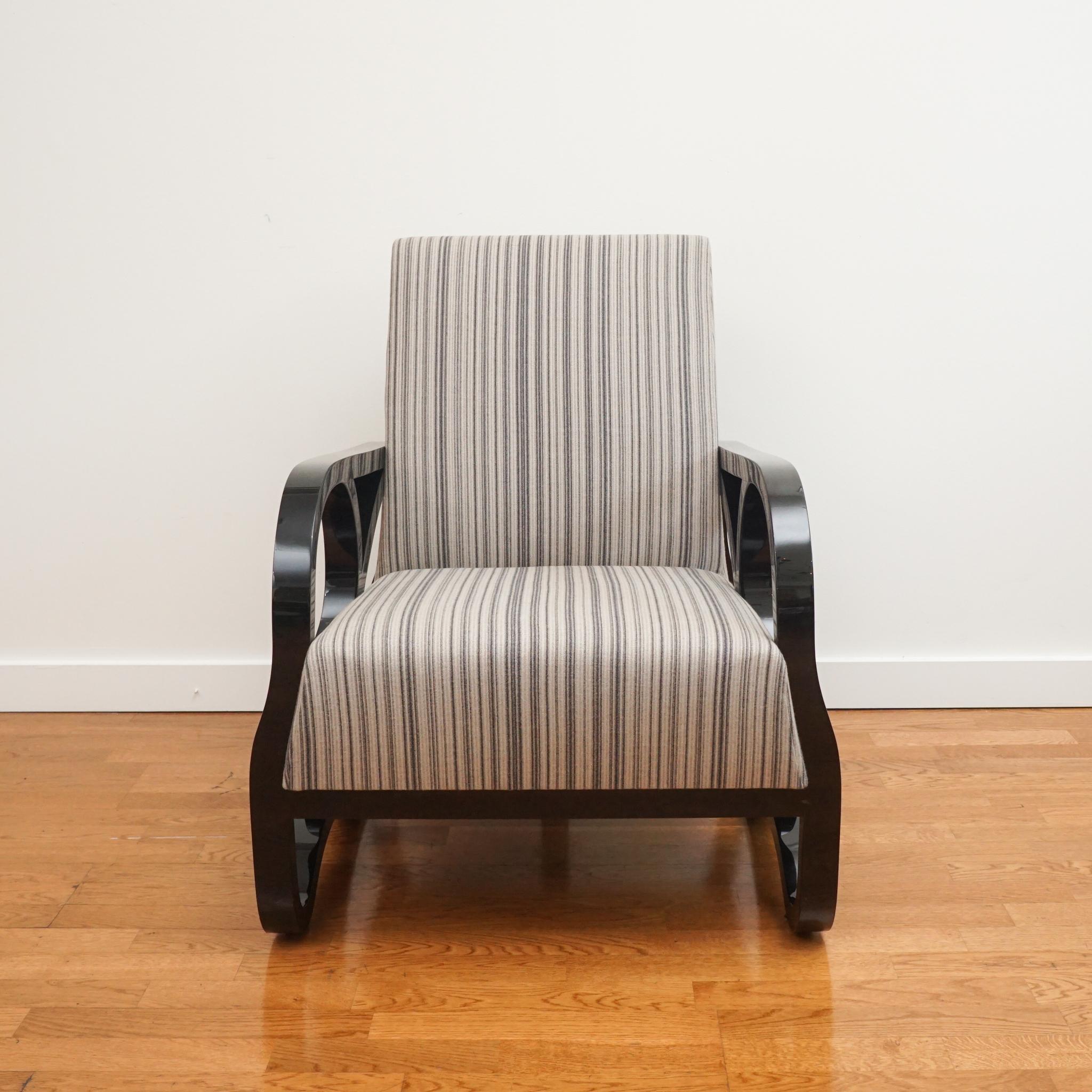 Des courbes complexes et des finitions luxueuses font de cette chaise longue Juniper un objet unique en son genre. S'inspirant de Coco Chanel et du Paris des années 1930, la finition laquée noire est associée à un luxueux tissu à rayures Fortuny