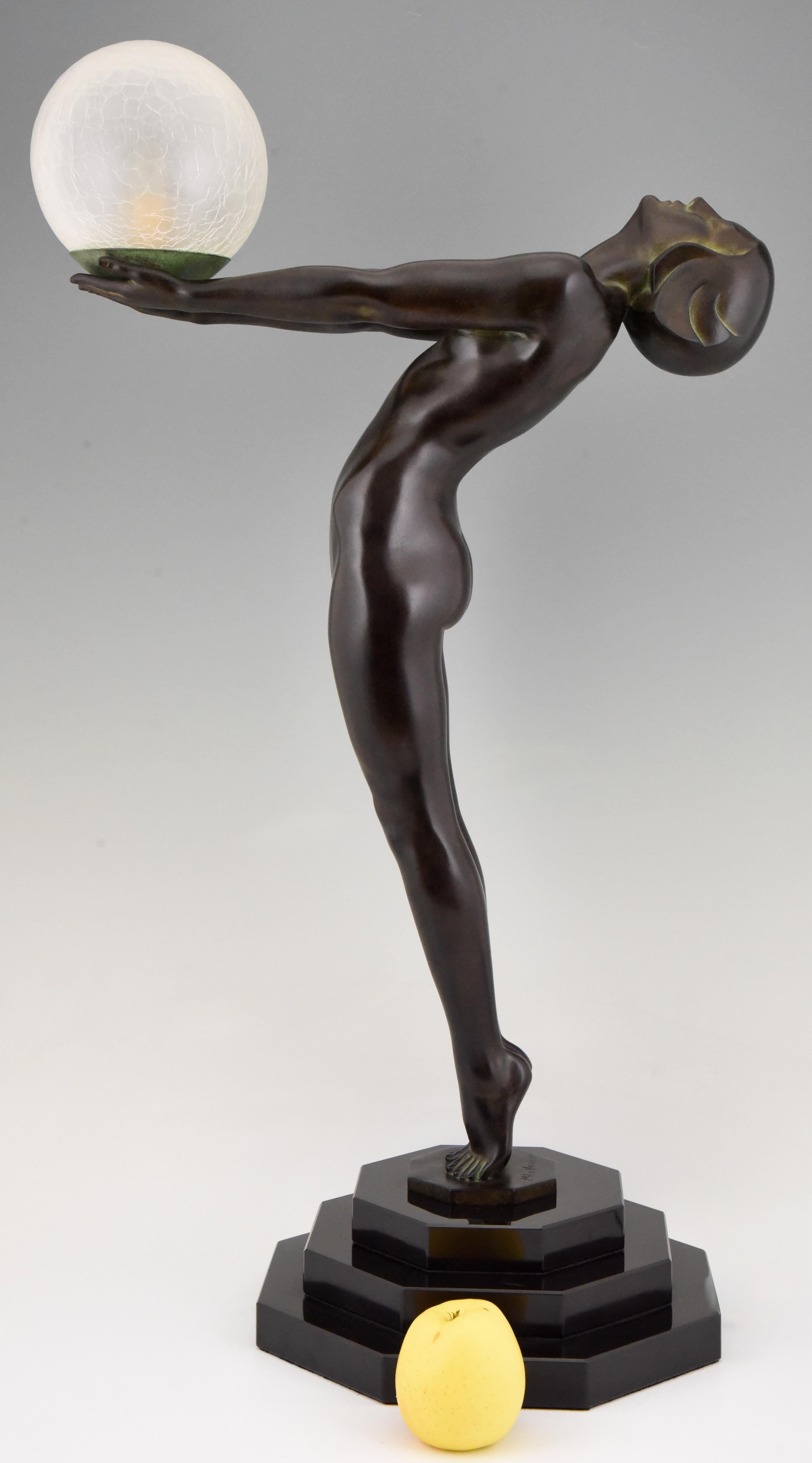 Clarté, ikonische 84 cm / 33 inch hohe figurale Tischlampe im Art Deco Style mit einem stehenden Akt, der einen Glasschirm hält, von Max Le Verrier mit Gießereiprägung.
Entworfen im Jahr 1928.
Posthumer zeitgenössischer Abguss in der Gießerei Max Le