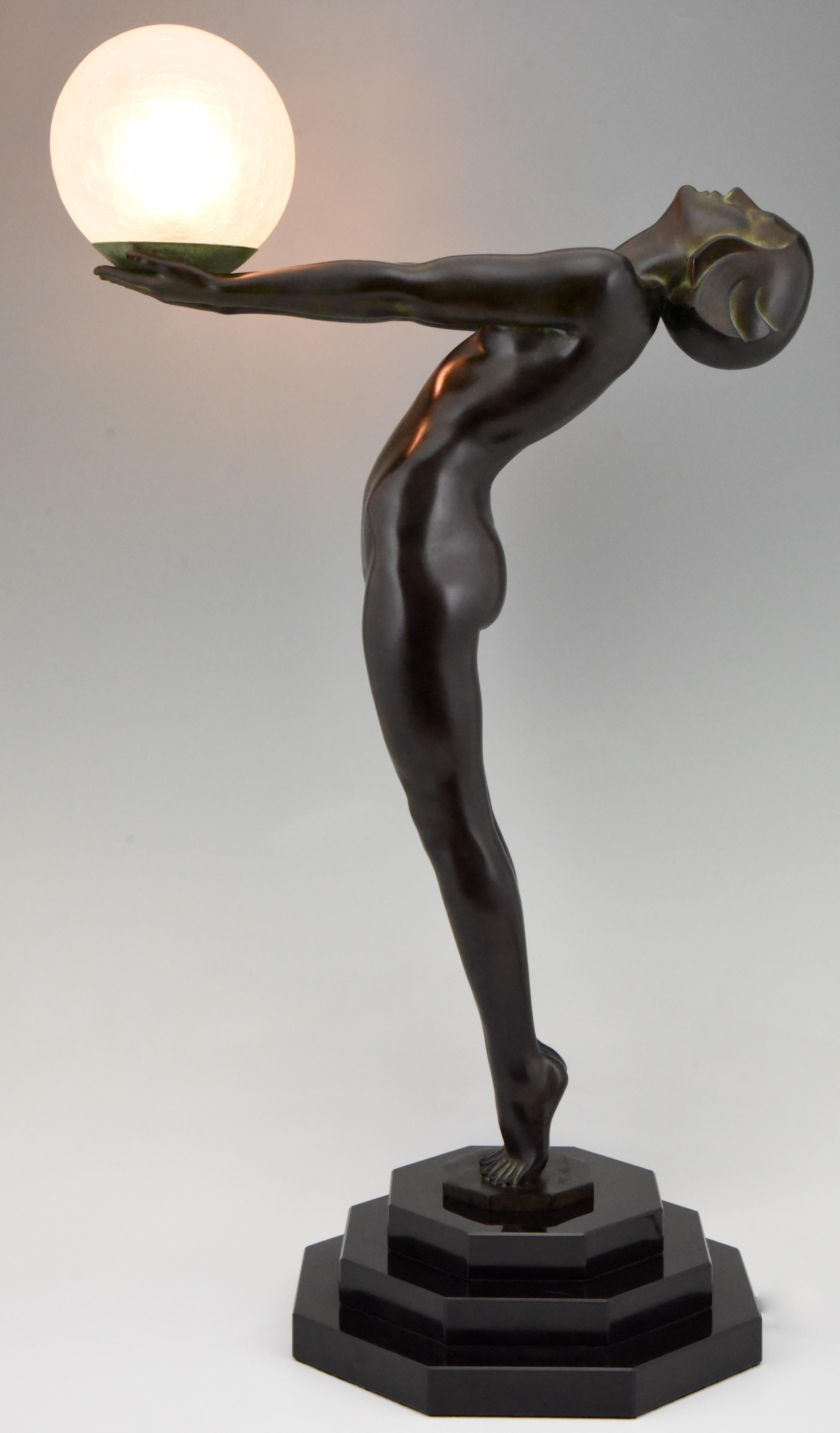 Art Deco Stil Lampe Clarté Nude mit Globus von Max Le Verrier H. 33 inch / 84 cm (Art déco) im Angebot