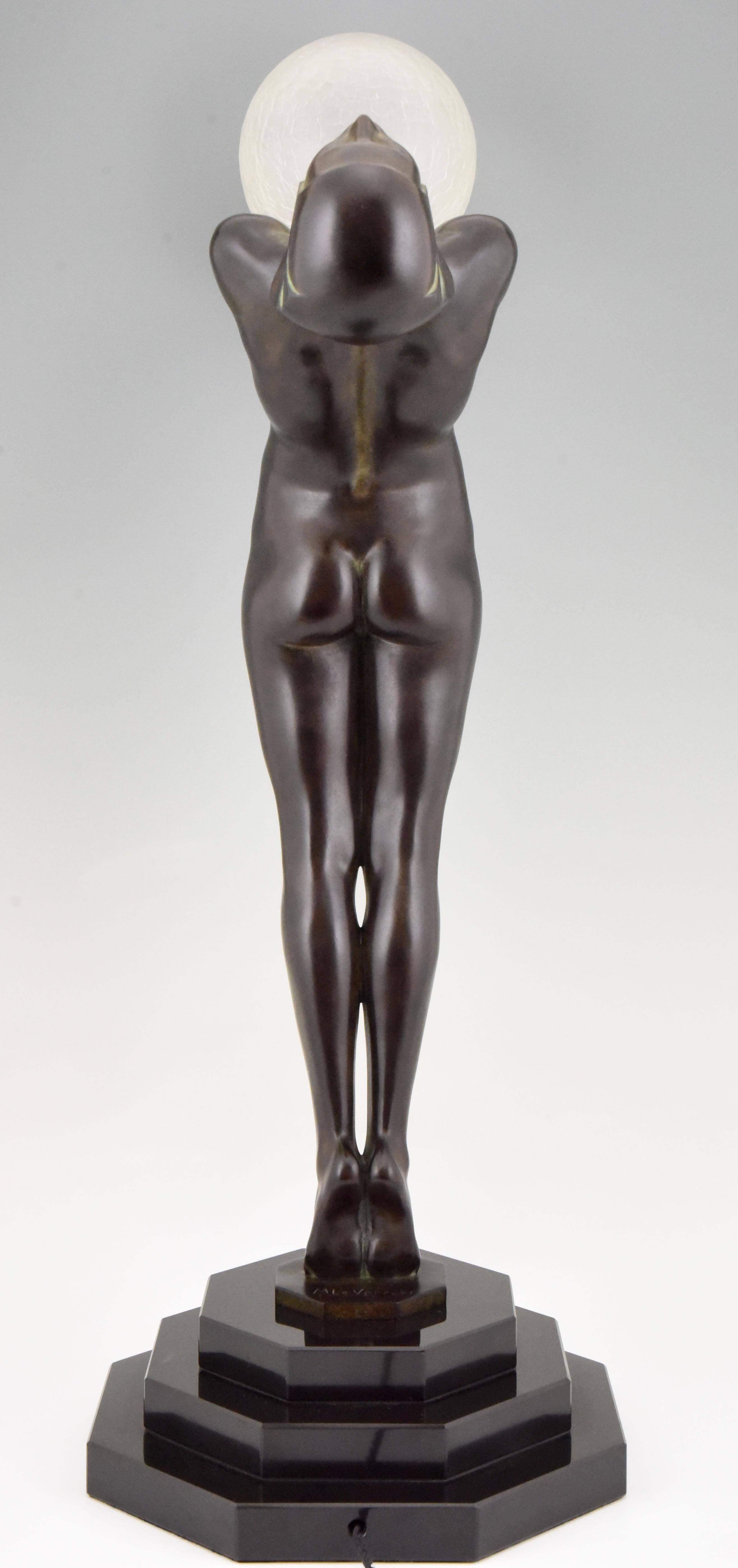 Art Deco Stil Lampe Clarté Nude mit Globus von Max Le Verrier H. 33 inch / 84 cm (Metall) im Angebot