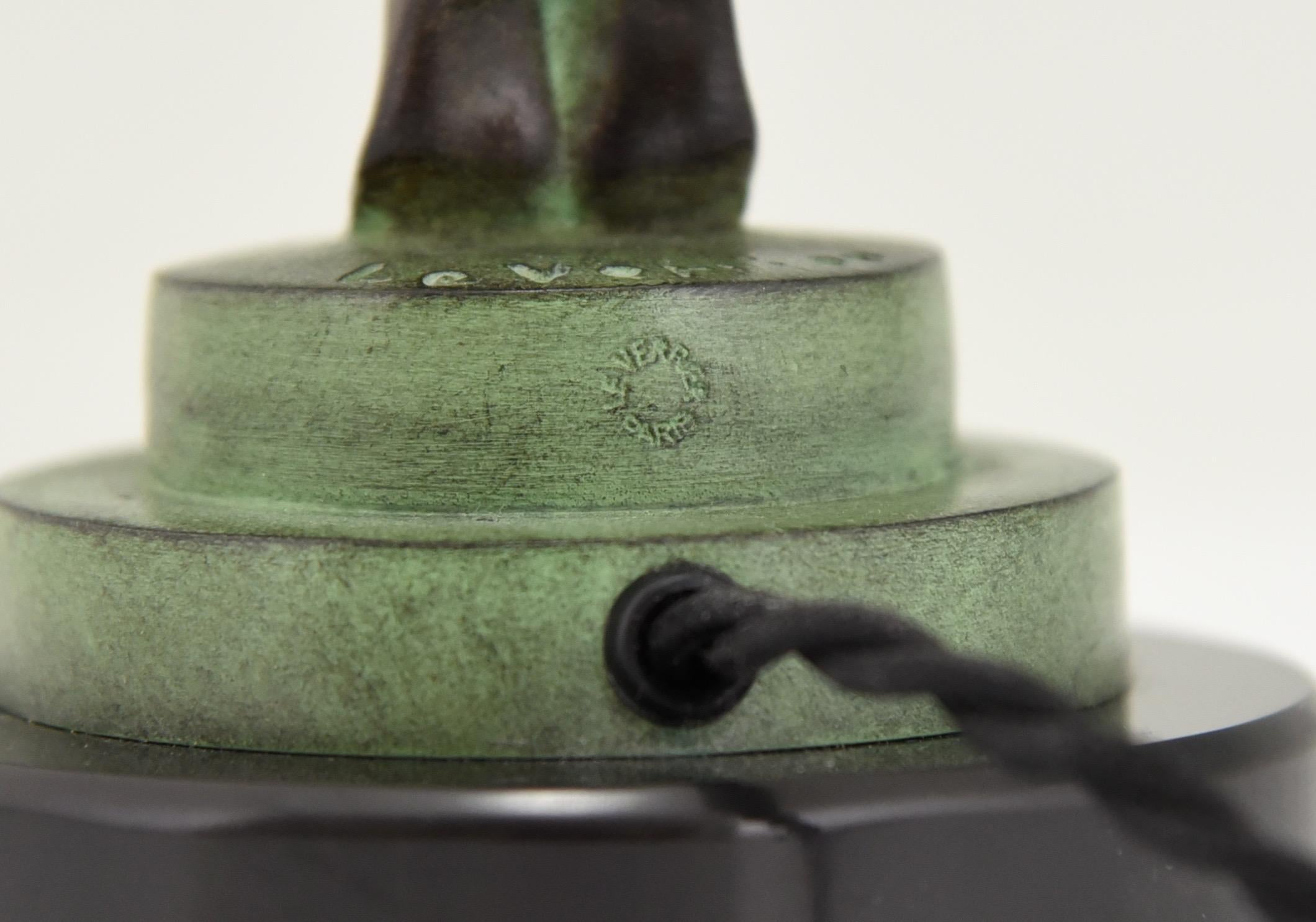 Lampe im Art-déco-Stil CLARTE, stehender Akt, der einen Glasschirm mit Glasschirm Max Le Verrier hält 4