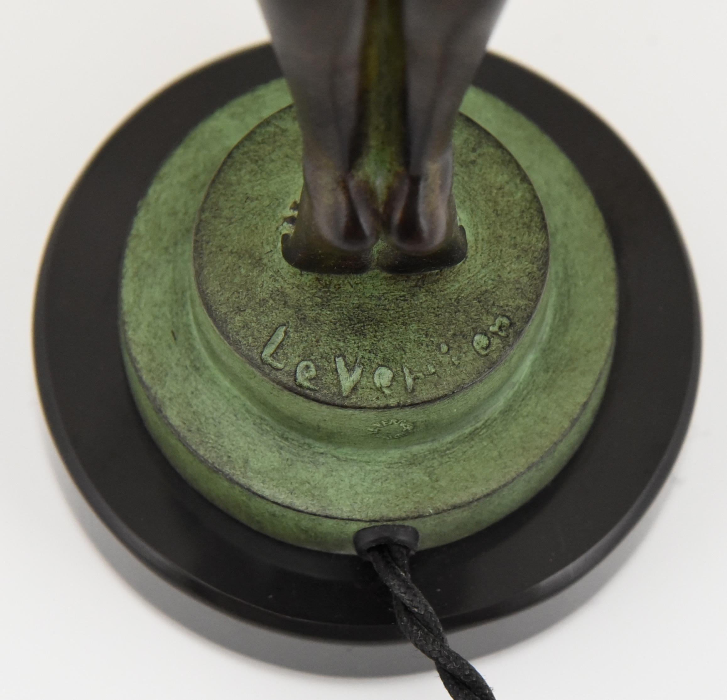 Lampe im Art-déco-Stil CLARTE, stehender Akt, der einen Glasschirm mit Glasschirm Max Le Verrier hält 5