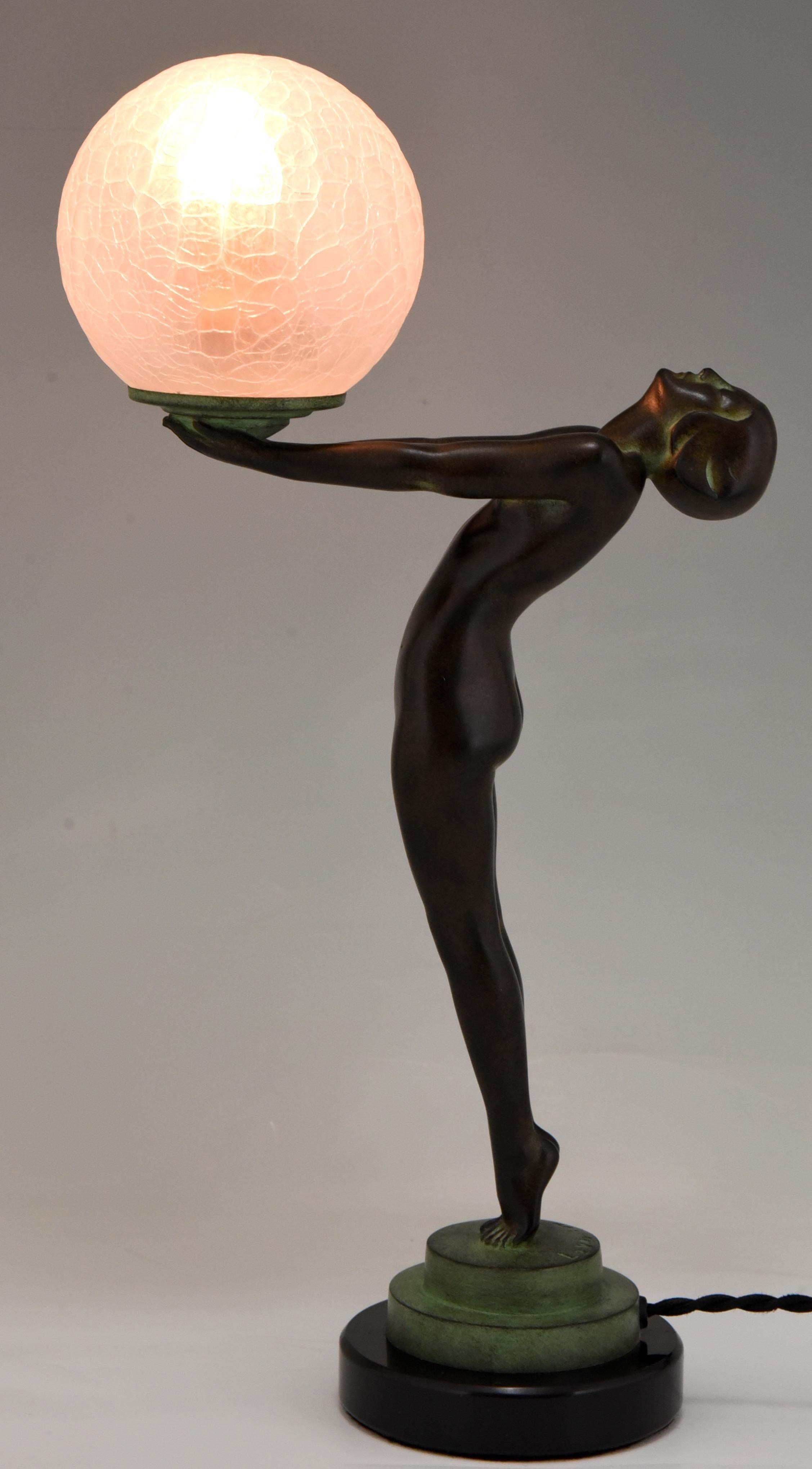 Art déco Lampe de style Art Déco CLARTE Nu debout tenant un abat-jour en verre Max Le Verrier  en vente