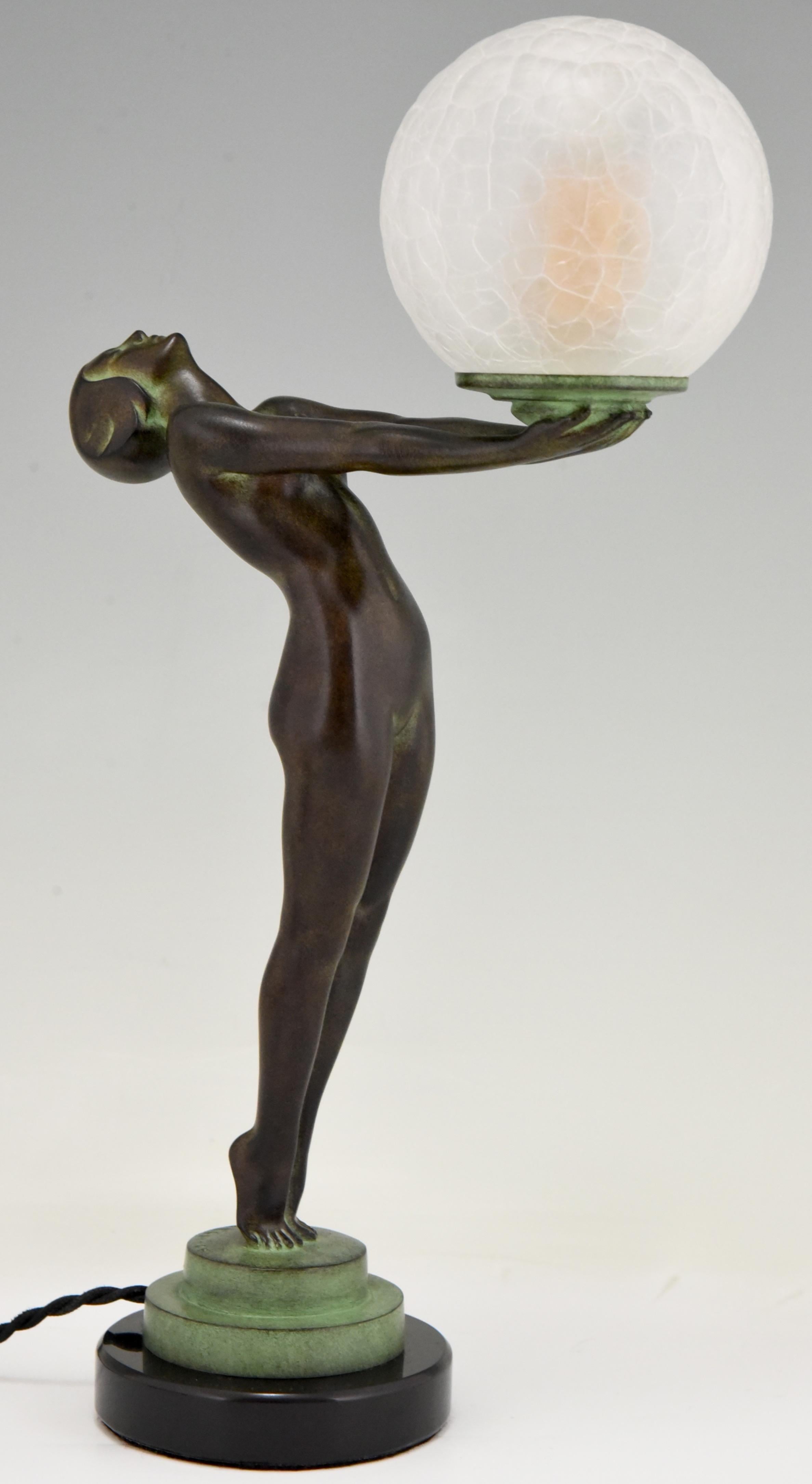 Lámpara de estilo Art Déco CLARTE Desnudo de pie sosteniendo una pantalla de cristal Max Le Verrier en Nuevo estado para la venta en Antwerp, BE