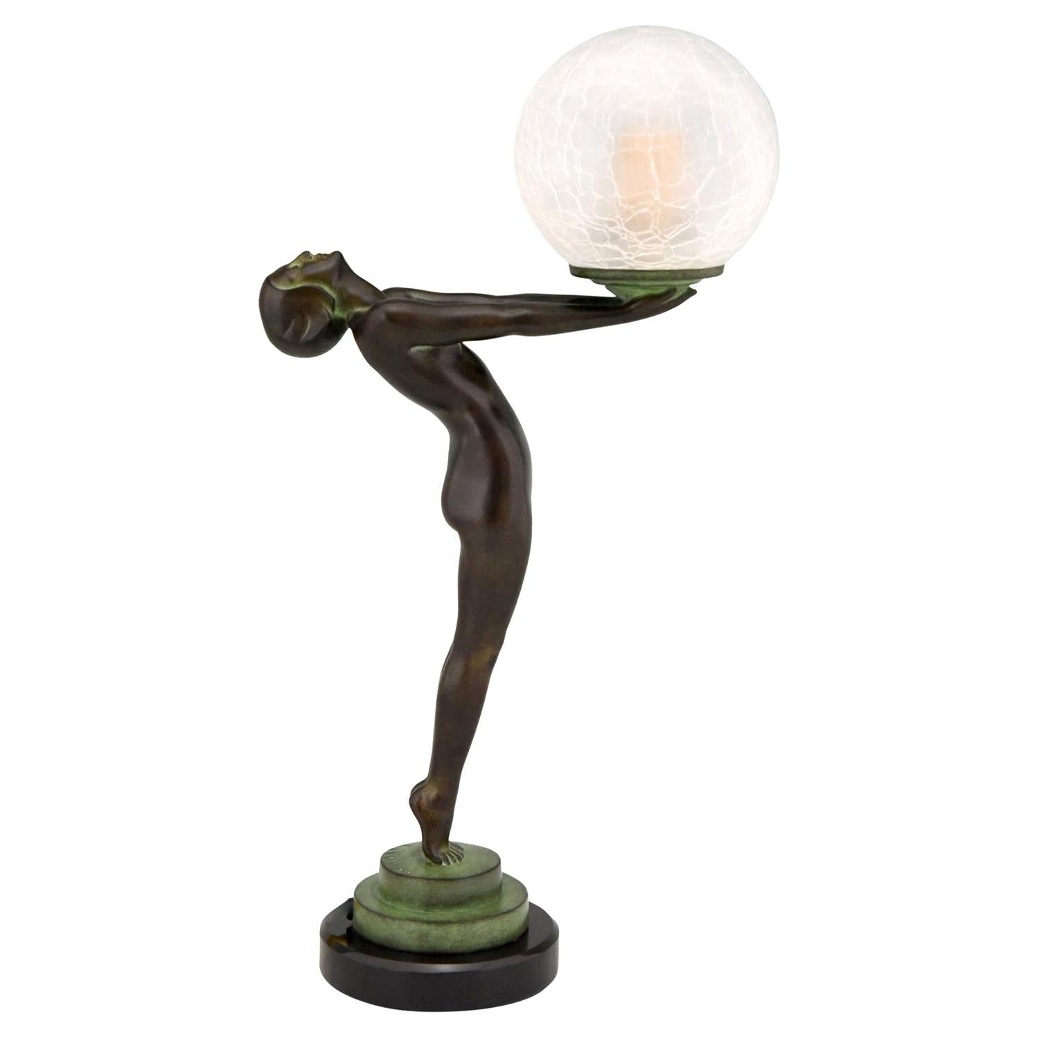 Lampe de style Art Déco CLARTE Nu debout tenant un abat-jour en verre Max Le Verrier  en vente