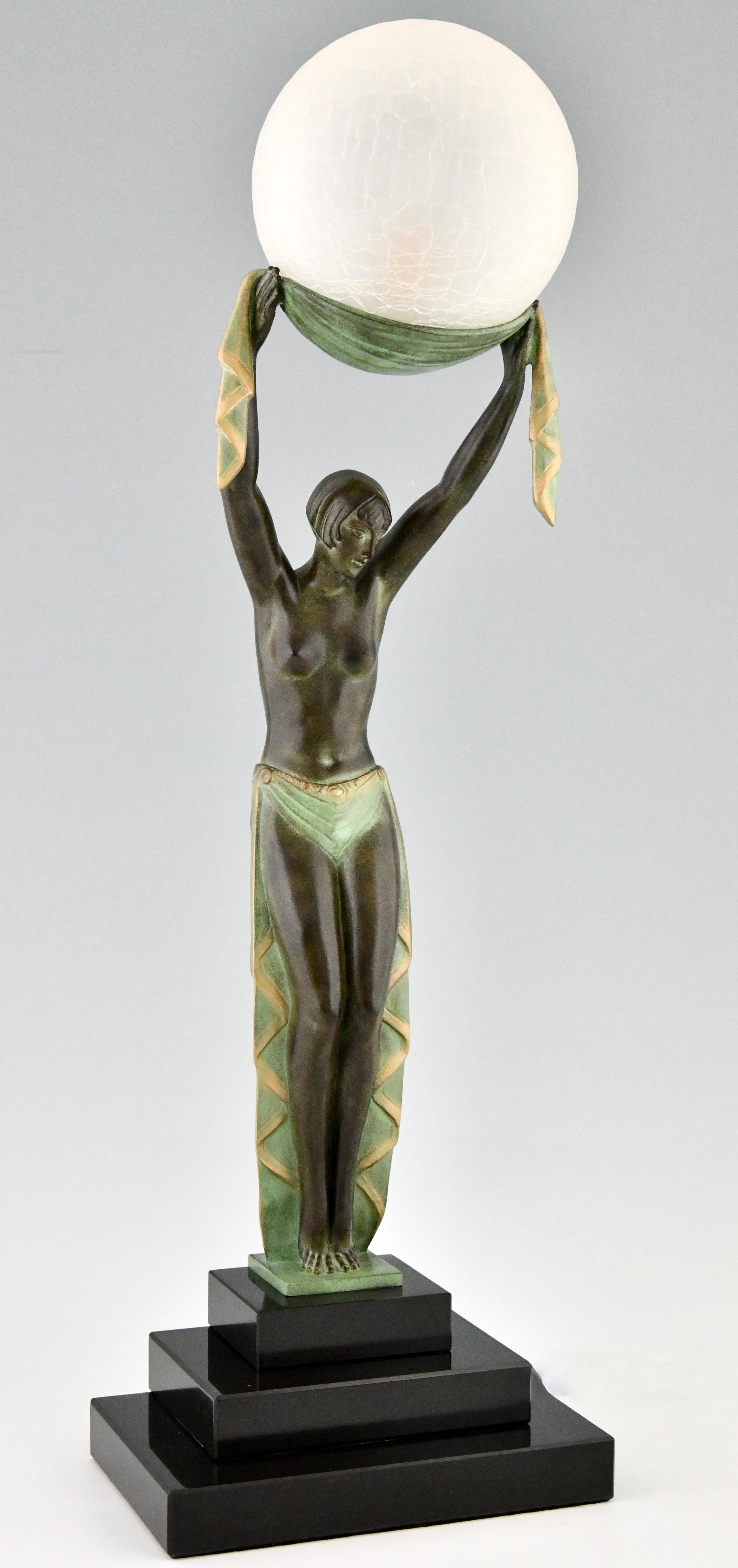 Lampe im Art-Déco-Stil mit Dame mit Kugel von VERITE Fayral & Max Le Verrier (Art déco) im Angebot