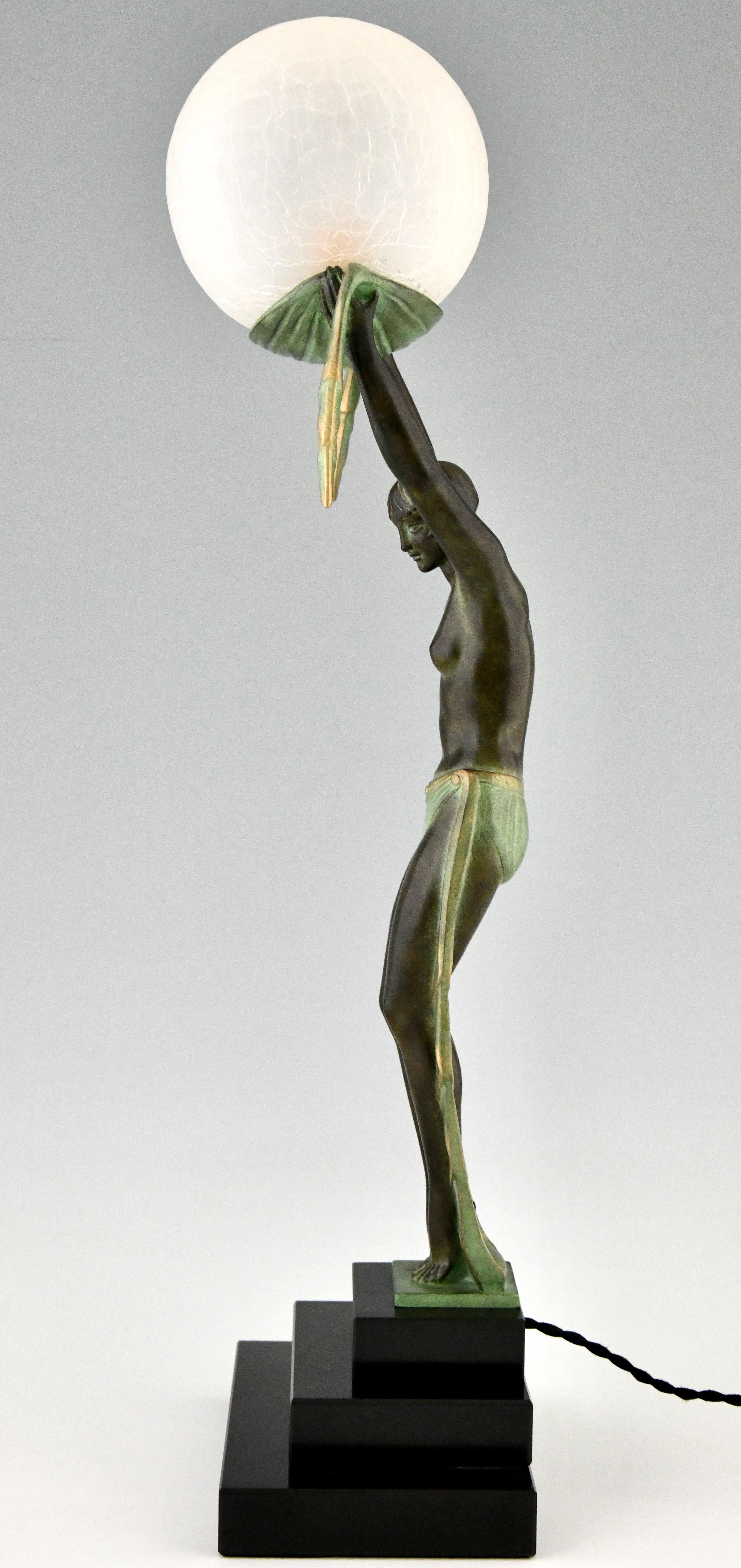 Lampe im Art-Déco-Stil mit Dame mit Kugel von VERITE Fayral & Max Le Verrier (21. Jahrhundert und zeitgenössisch) im Angebot