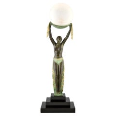 Lampe im Art-Déco-Stil mit Dame mit Kugel von VERITE Fayral & Max Le Verrier