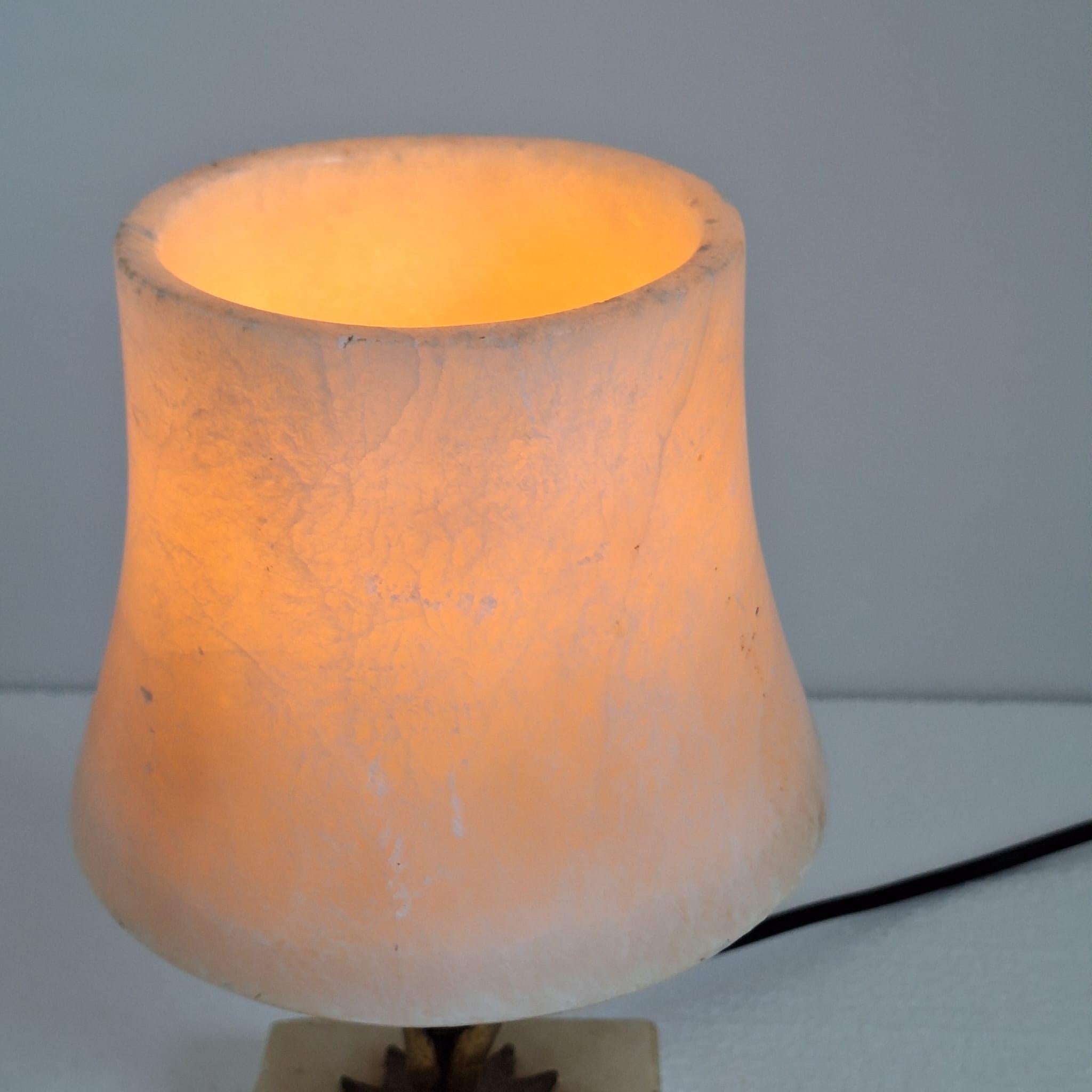 Lámpara de estilo Art Déco de alabastro y bronce principios del siglo XX en venta