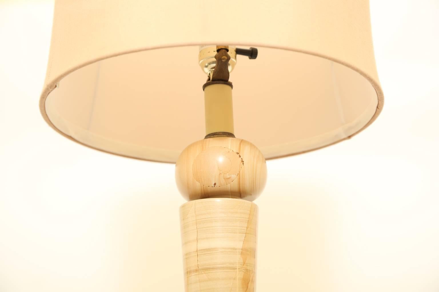 Lampe im Art-Déco-Stil aus Breccia-Marmor (Art déco) im Angebot