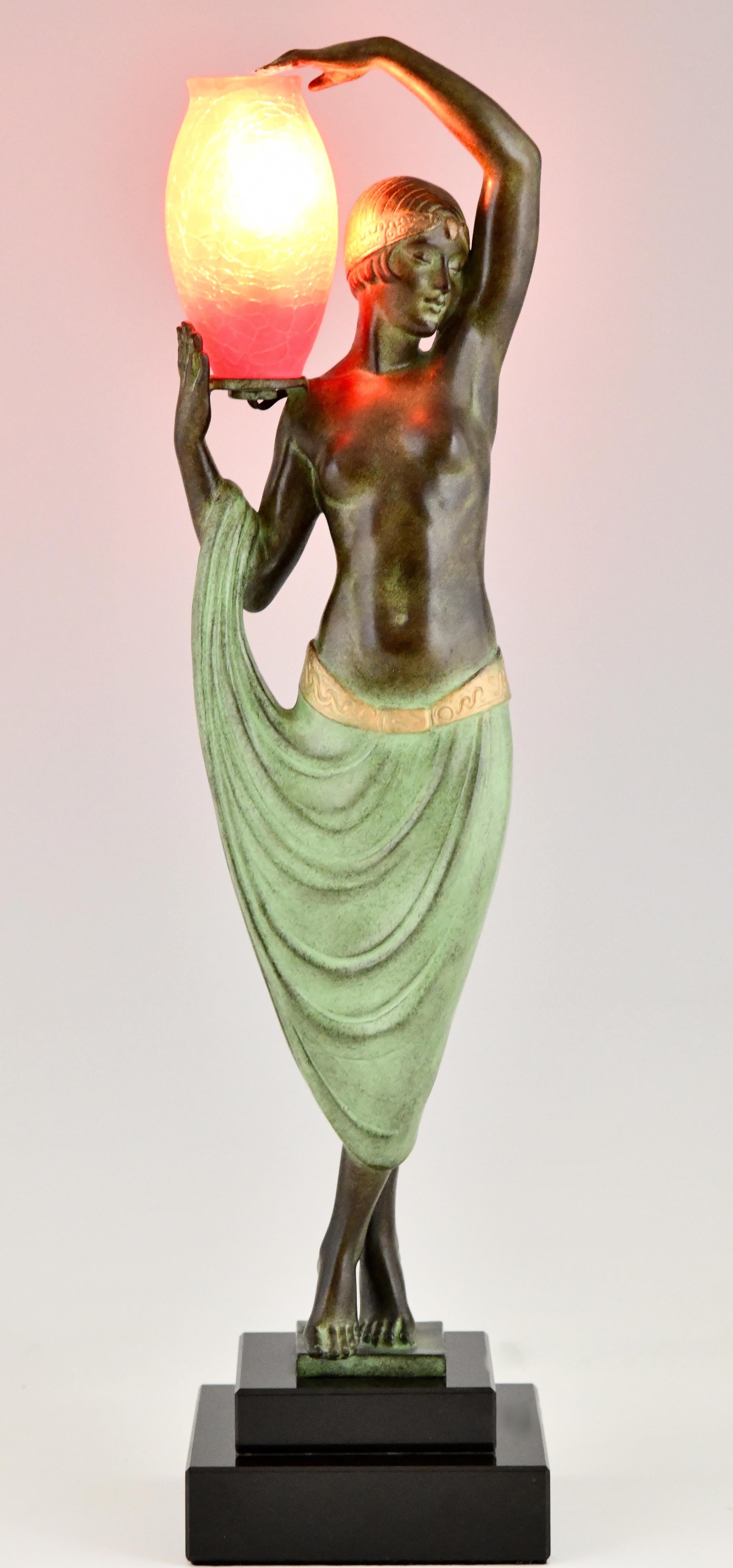 Lampe im Art Deco Style mit Akt und Vase Odalisque von Fayral, Pseudonym von Pierre Le Faguays für Max Le Verrier. 
Patiniertes Kunstmetall, Marmor und Glas. Signiert und mit Gießereiprüfzeichen. 
Entwurf 1930.
Posthumer zeitgenössischer Guss in der