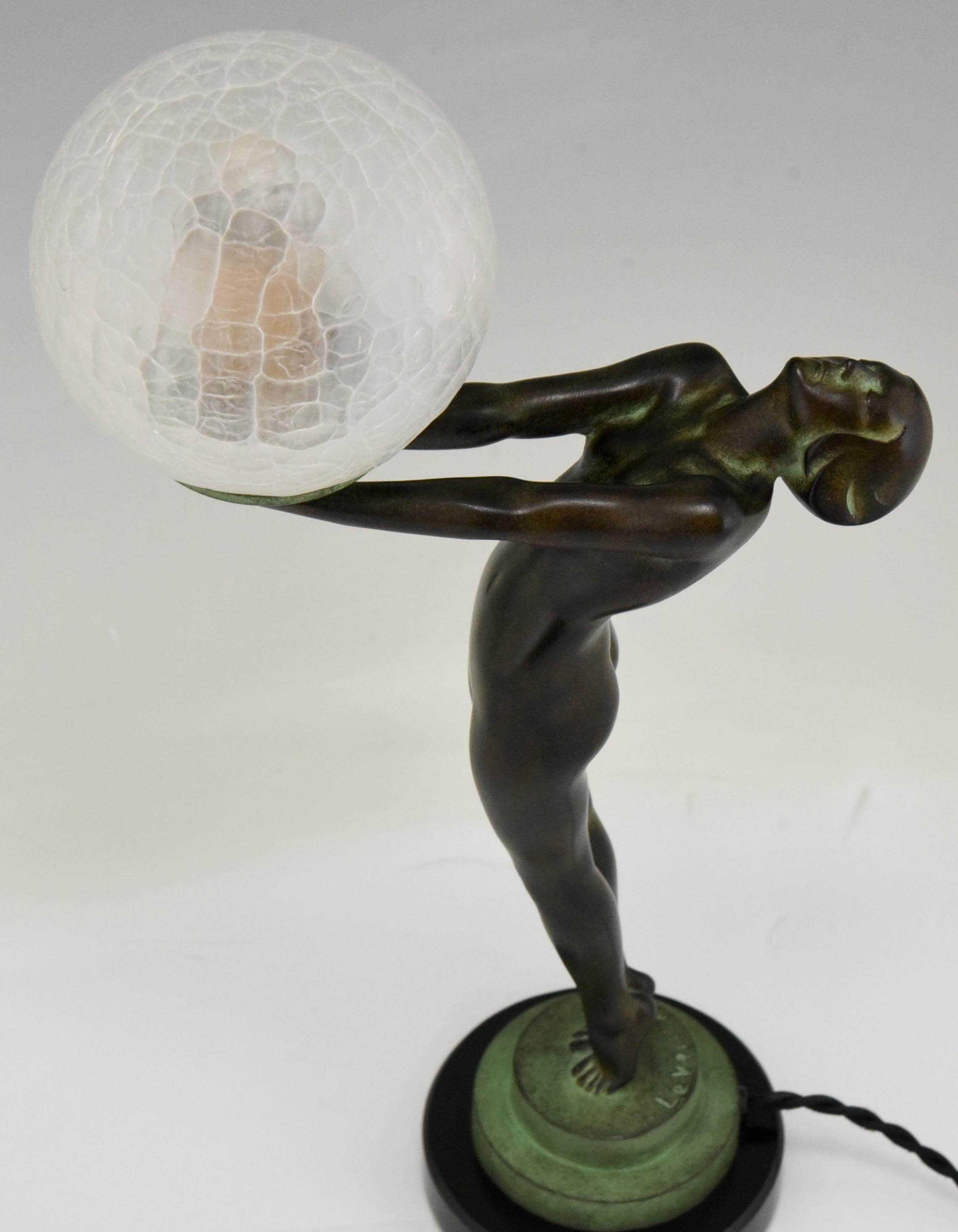 Lampe de style Art Déco - Nu debout - Clart tenant un abat-jour en verre Max Le Verrier  3