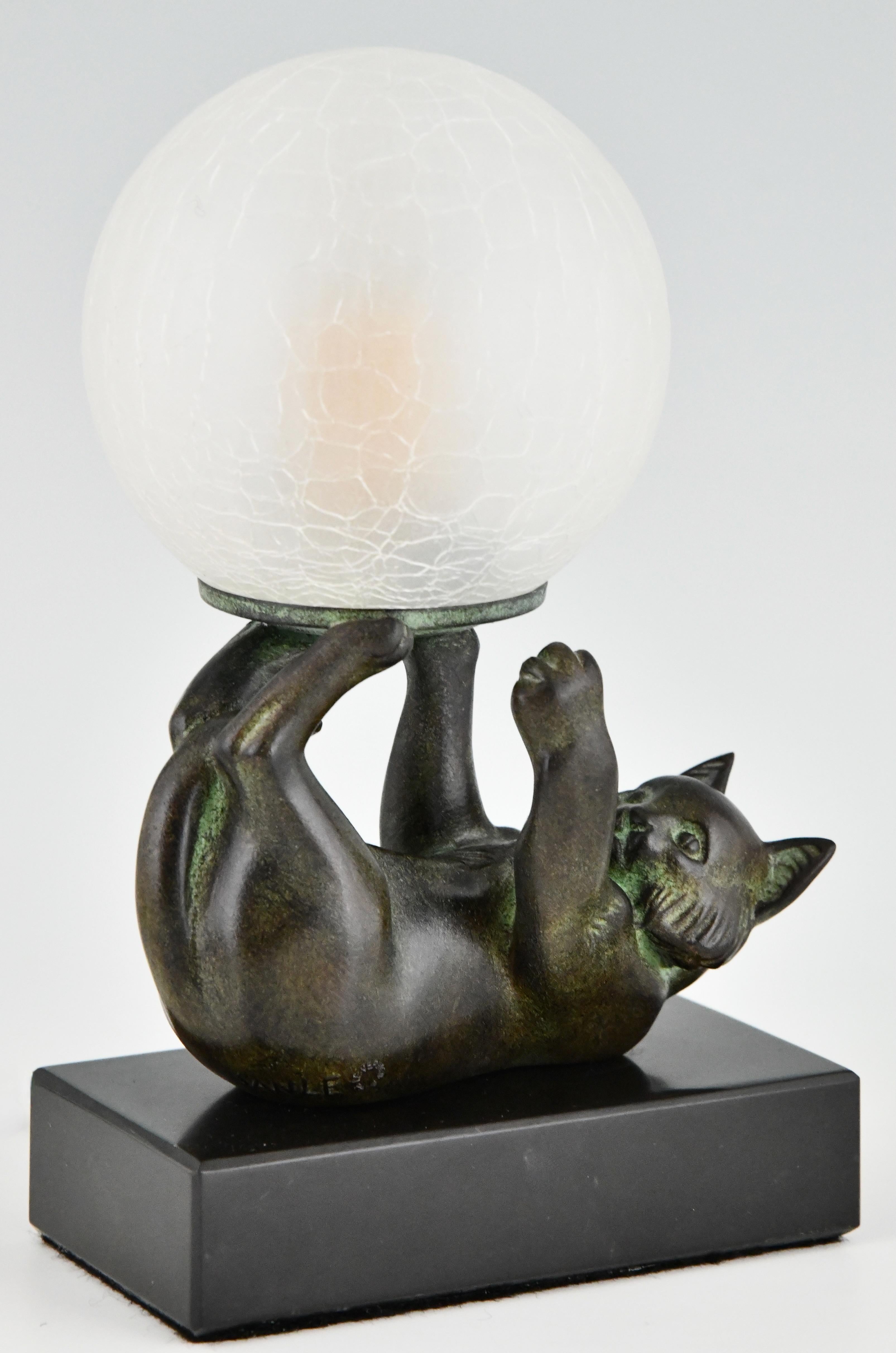 Patinated Art Deco style lamp with cat CHAT JONGLEUR signed Janle for Max Le Verrier. For Sale