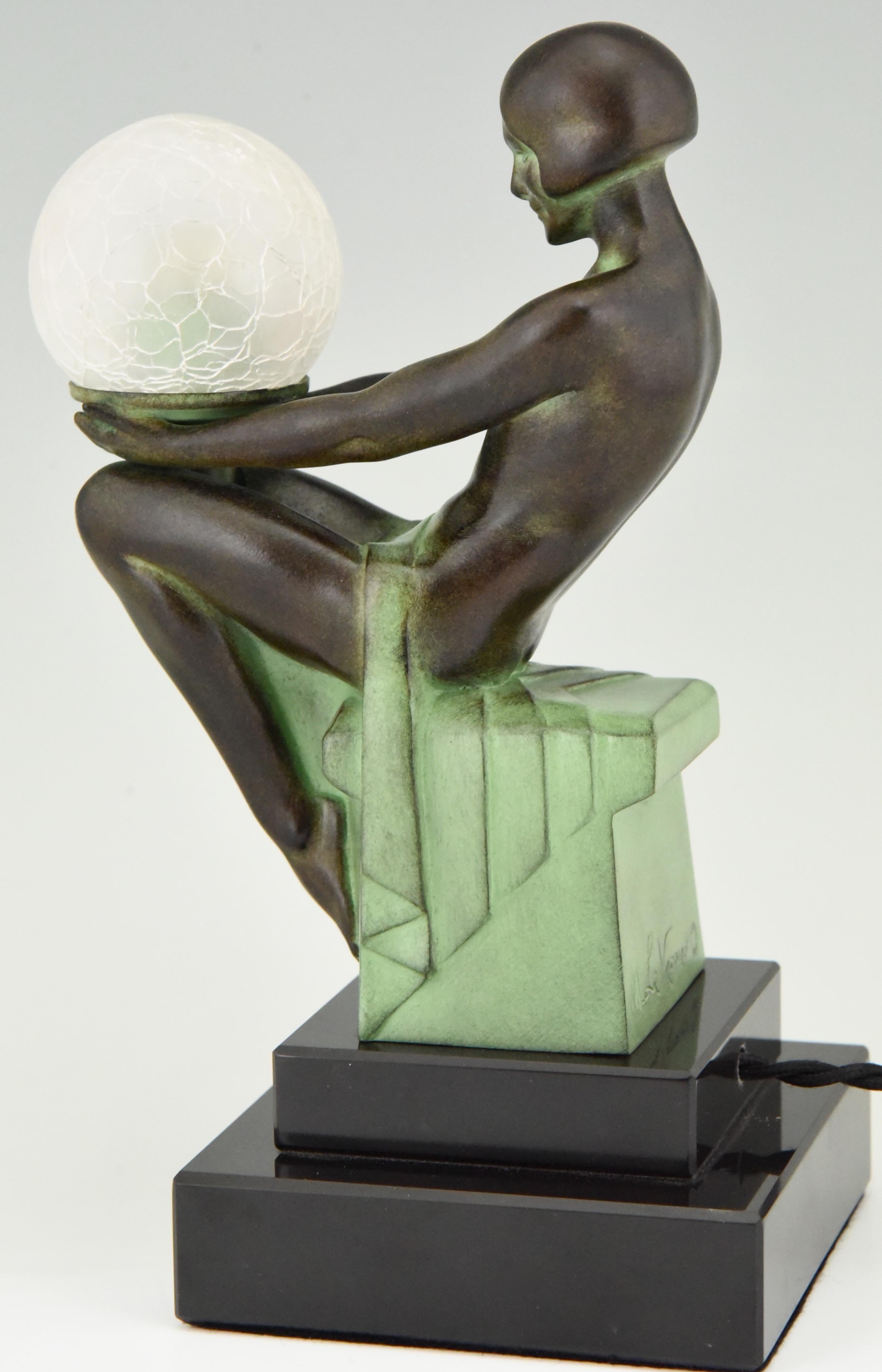 Lámpara de estilo Art Déco con desnudo sentado DELASSEMENT de Max Le Verrier. en venta 2