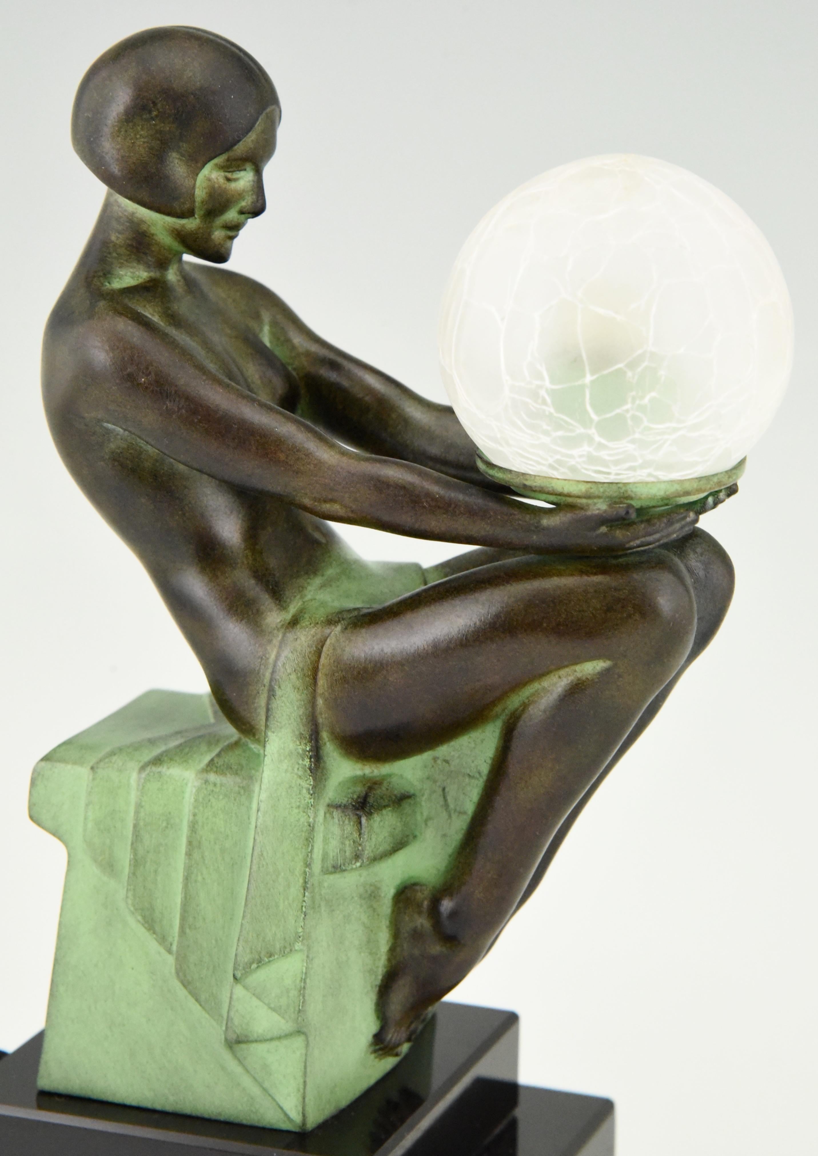 Lámpara de estilo Art Déco con desnudo sentado DELASSEMENT de Max Le Verrier. en venta 3
