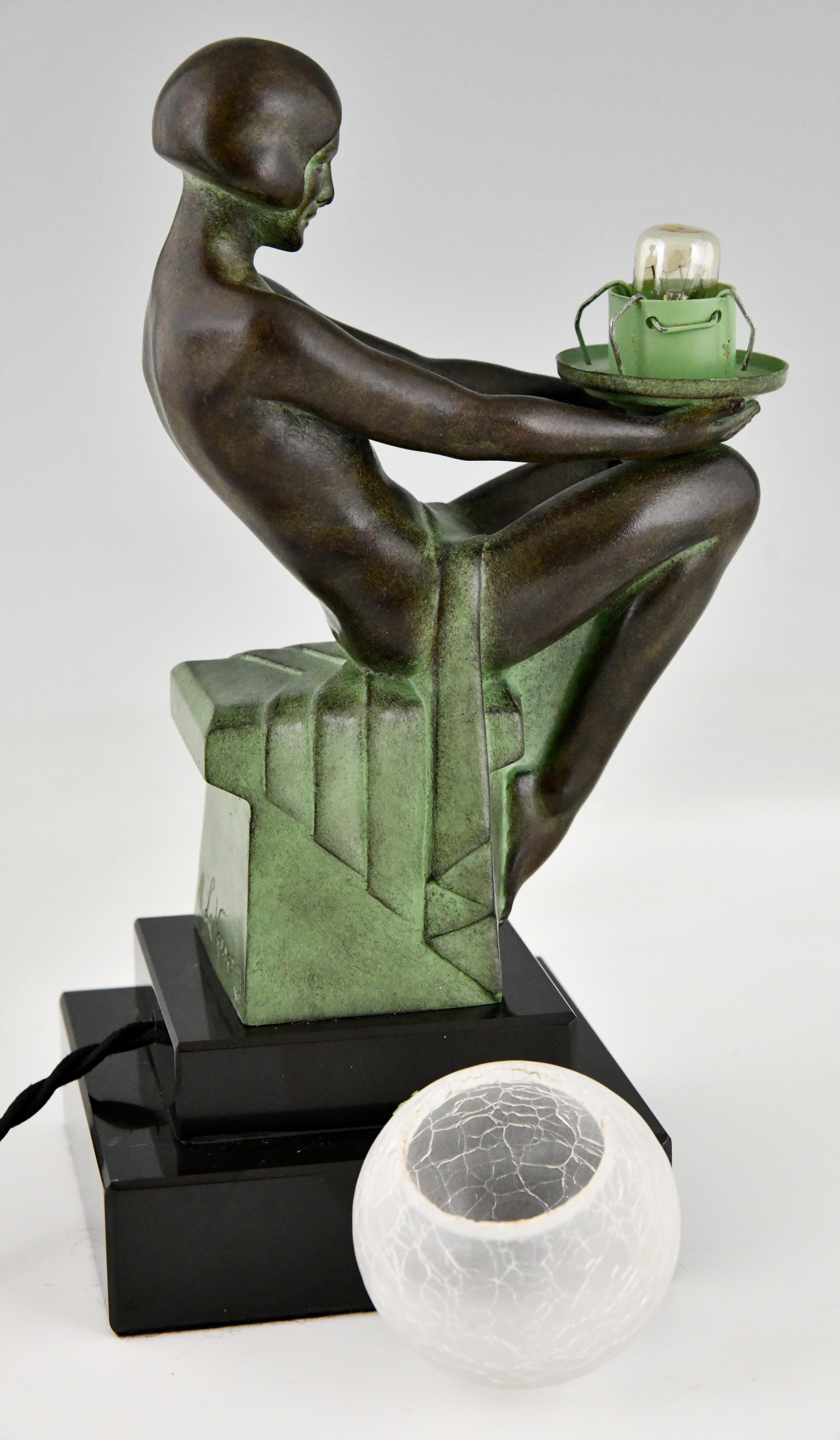 Lámpara de estilo Art Déco con desnudo sentado DELASSEMENT de Max Le Verrier. en venta 5
