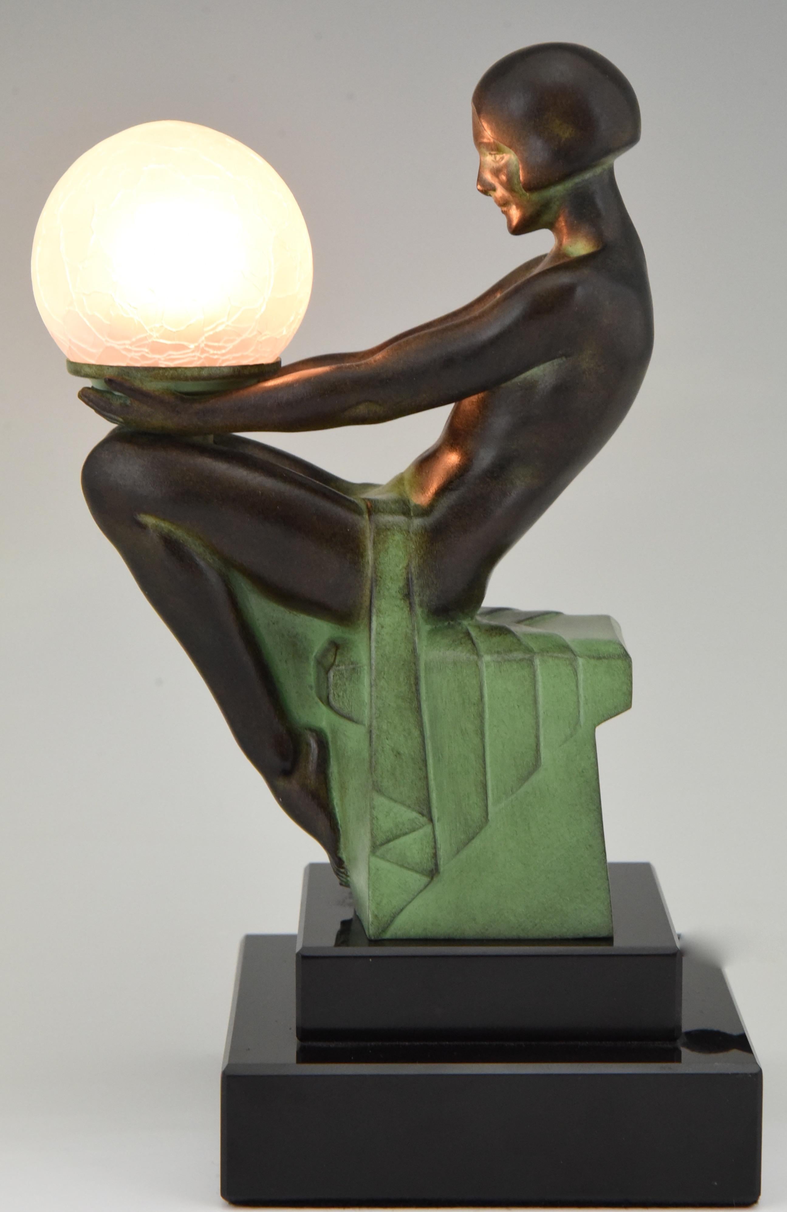 Lámpara de mesa figurada de estilo Art Déco.
DELASSEMENT LUMINEUX
Desnudo sentado sosteniendo una bola de cristal. 
Por Max Le Verrier.
Diseño 1930. 
Fundición póstuma en la fundición Max Le Verrier.

Esta lámpara está ilustrada en:
Max Le Verrier,