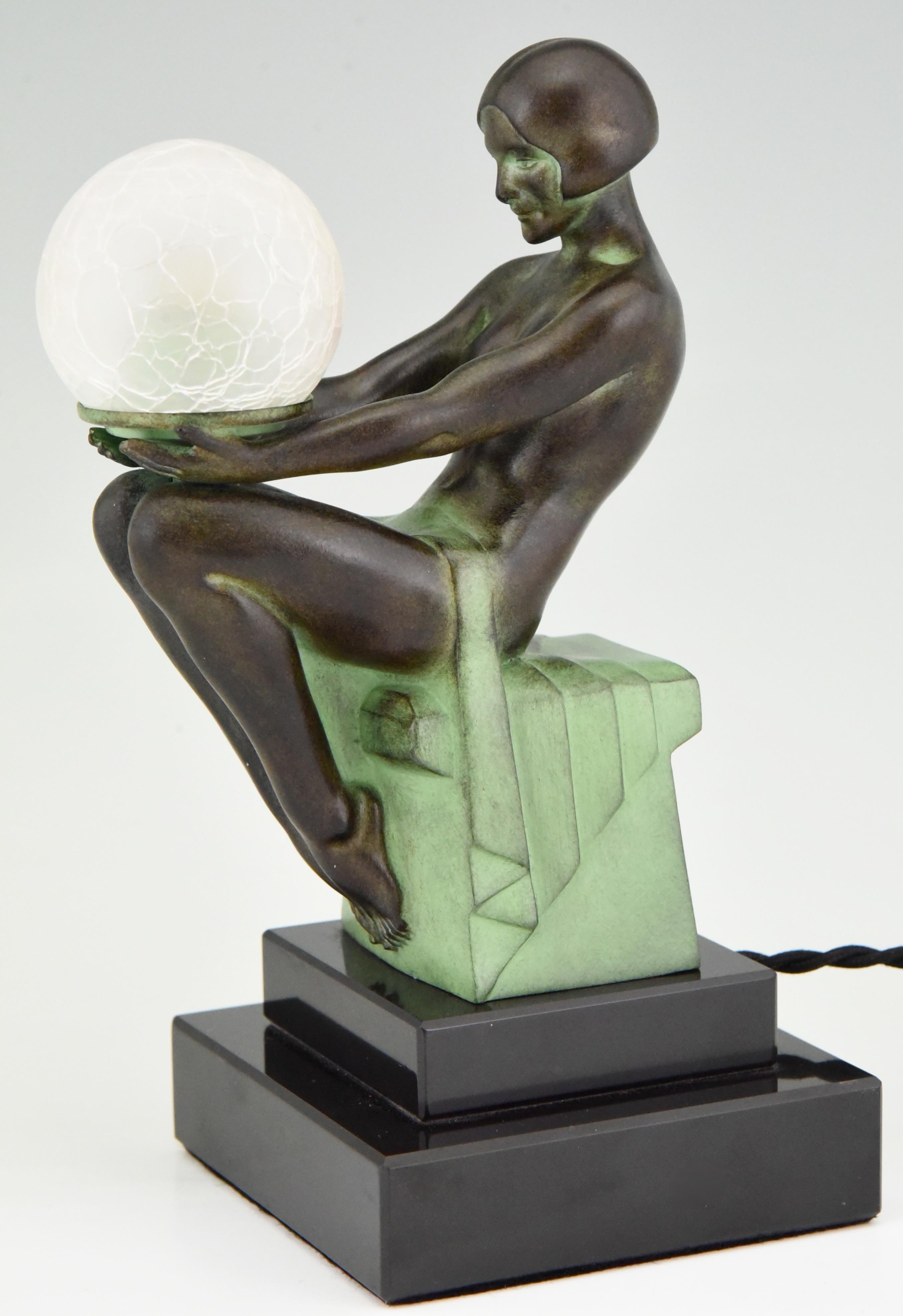 Lámpara de estilo Art Déco con desnudo sentado DELASSEMENT de Max Le Verrier. Art Decó en venta