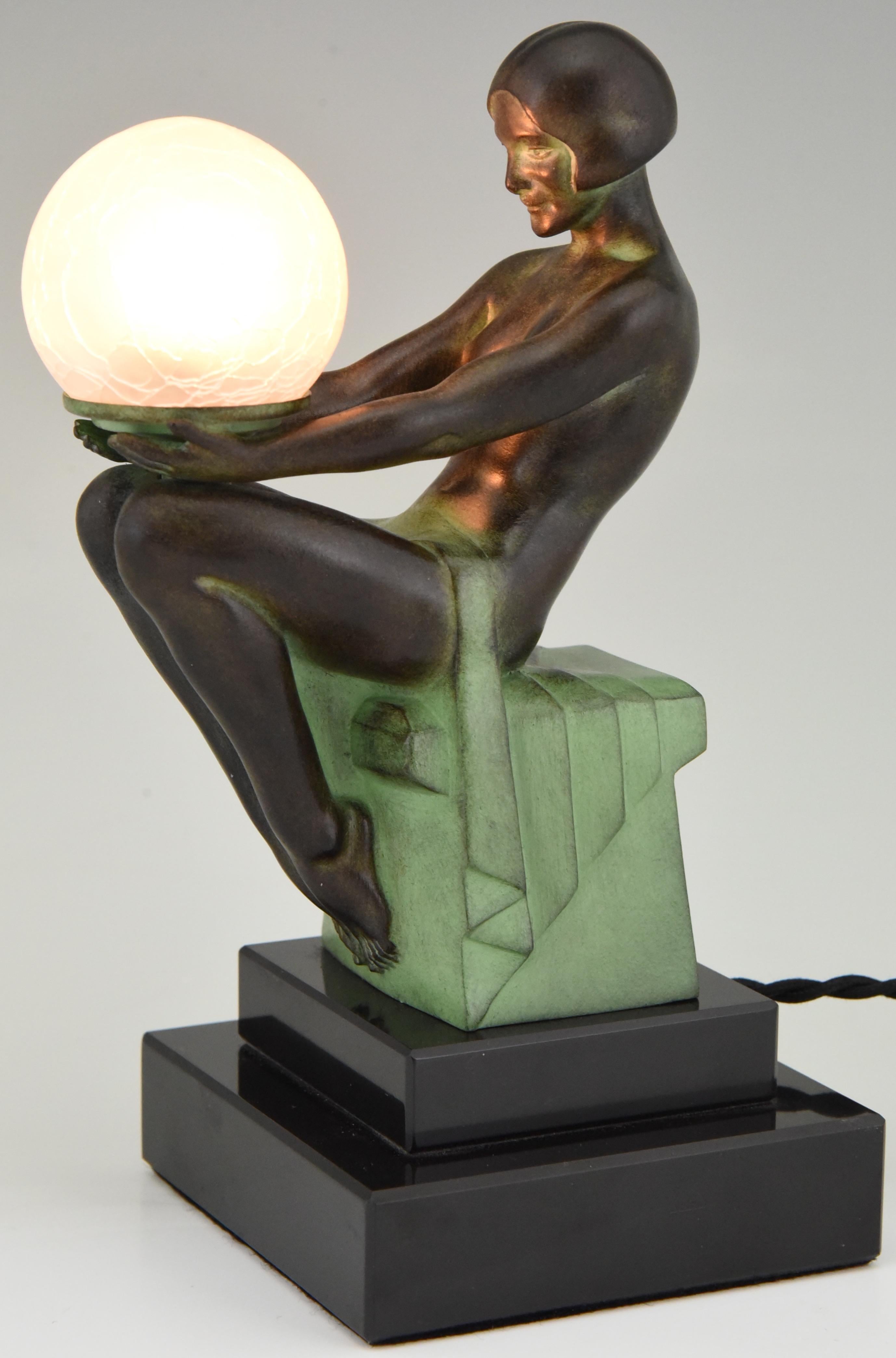 Lámpara de estilo Art Déco con desnudo sentado DELASSEMENT de Max Le Verrier. Francés en venta