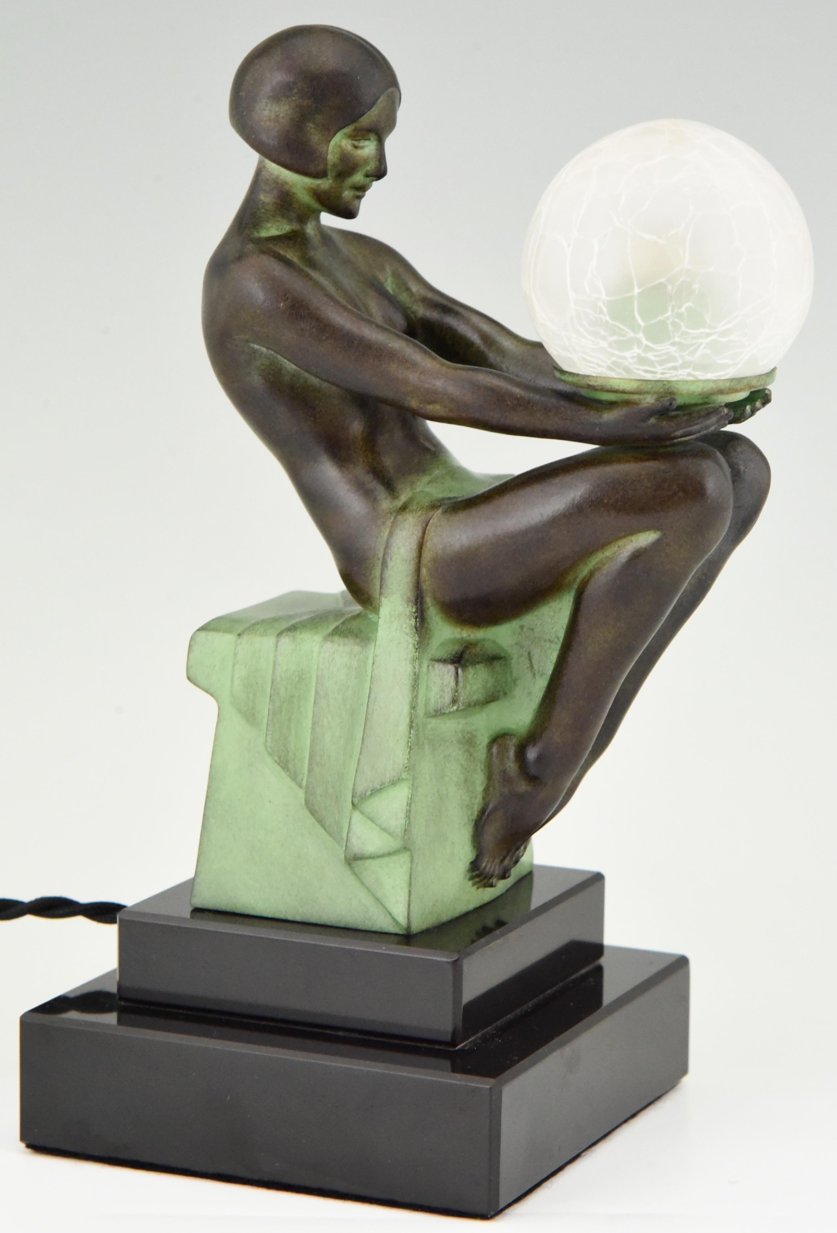 Lámpara de estilo Art Déco con desnudo sentado DELASSEMENT de Max Le Verrier. en Nuevo estado para la venta en Antwerp, BE
