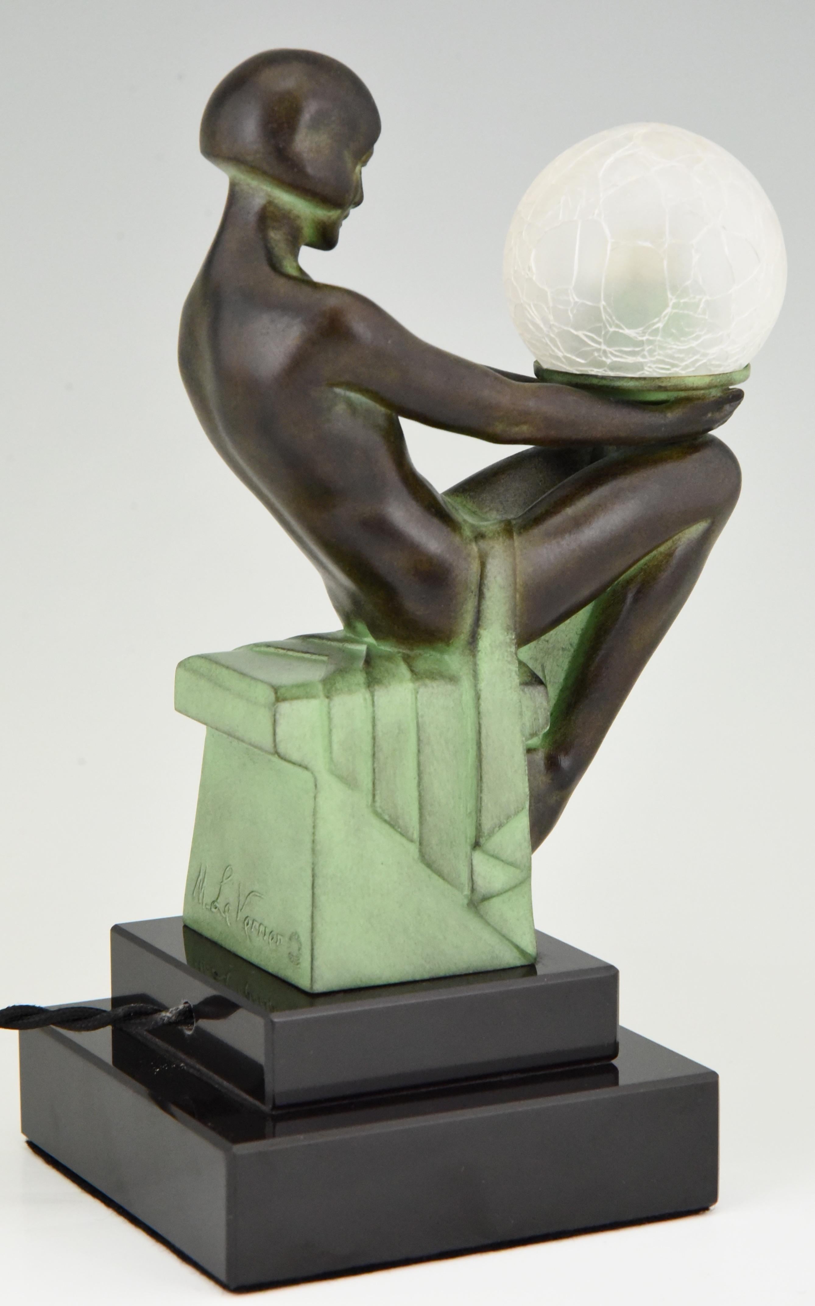Lámpara de estilo Art Déco con desnudo sentado DELASSEMENT de Max Le Verrier. Metal en venta