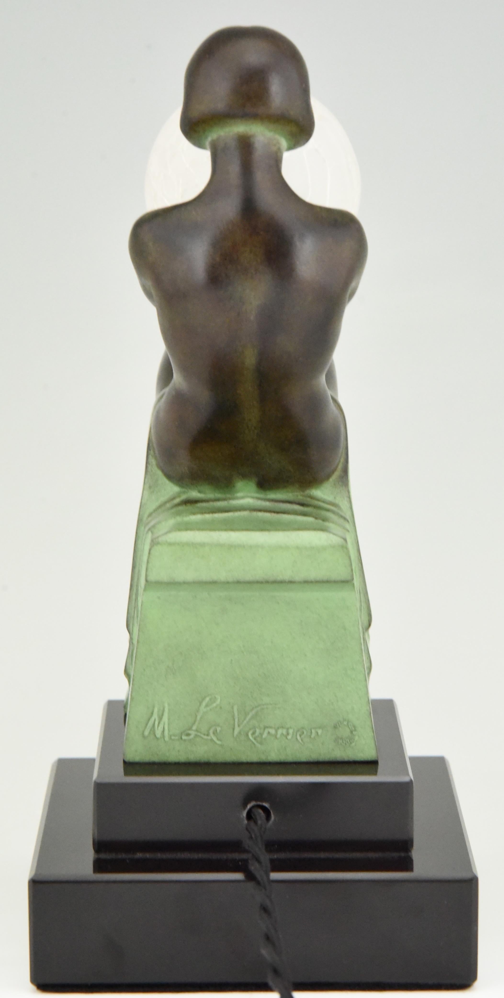 Lámpara de estilo Art Déco con desnudo sentado DELASSEMENT de Max Le Verrier. en venta 1