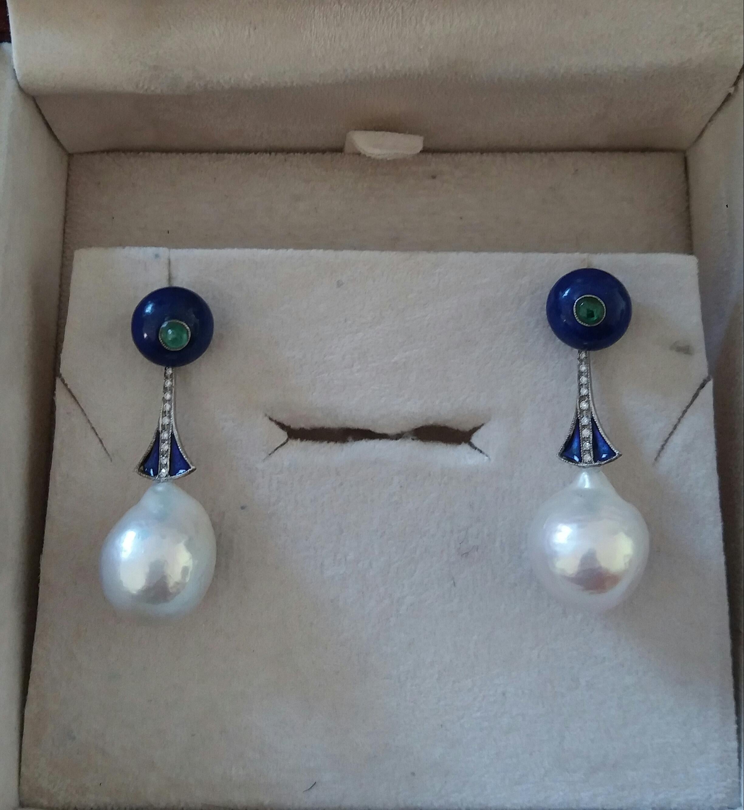 Art Deco Stil Lapislazuli Barock Perlen Gold Diamanten Smaragde Emaille-Ohrringe Damen im Angebot