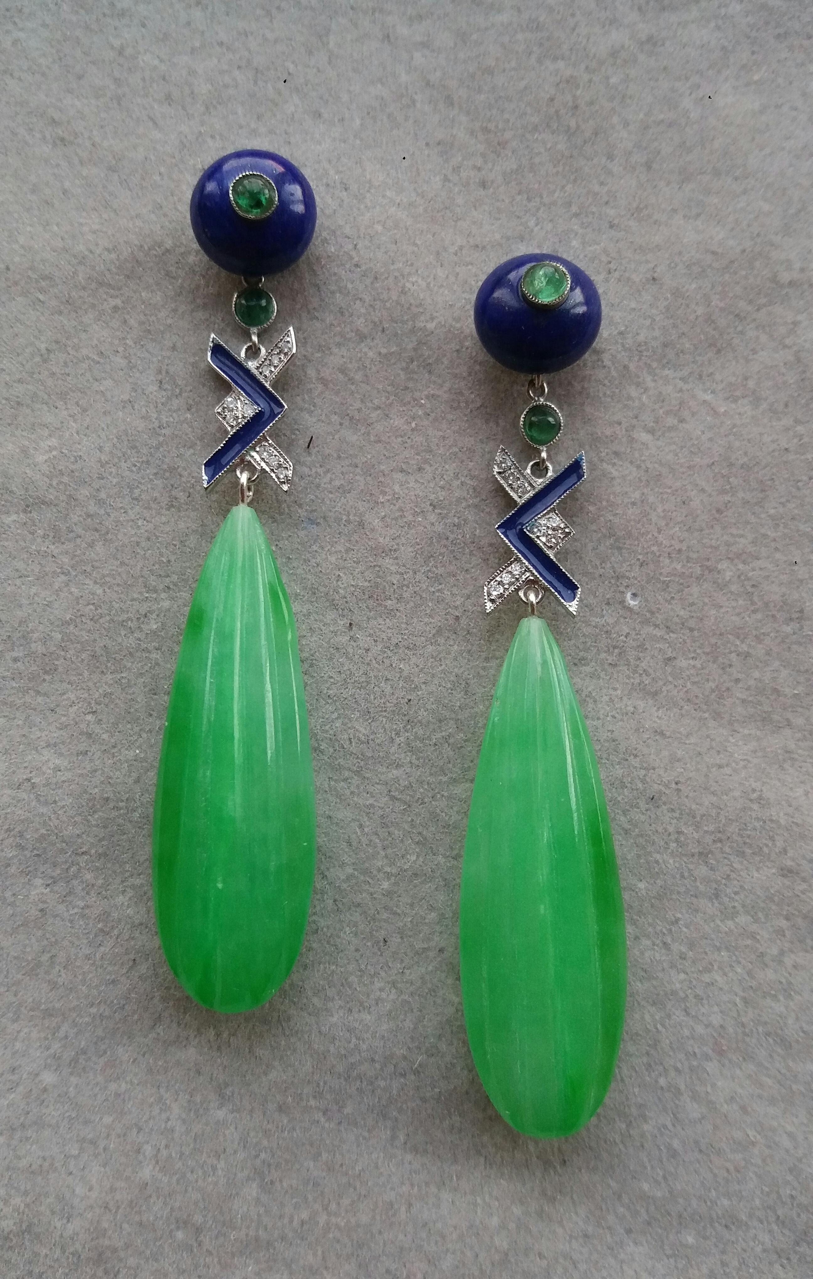 Oben sind 2 runde Lapislazuli-Knöpfe mit kleinen runden Smaragd-Cabochons in der Mitte, in der Mitte 2 kleine runde Smaragd-Cabochons, Weißgold, 16 runde Diamanten im Vollschliff, blaue Emaille, unten 2 gravierte Jade-Tropfen, 40 mm lang und 13 mm