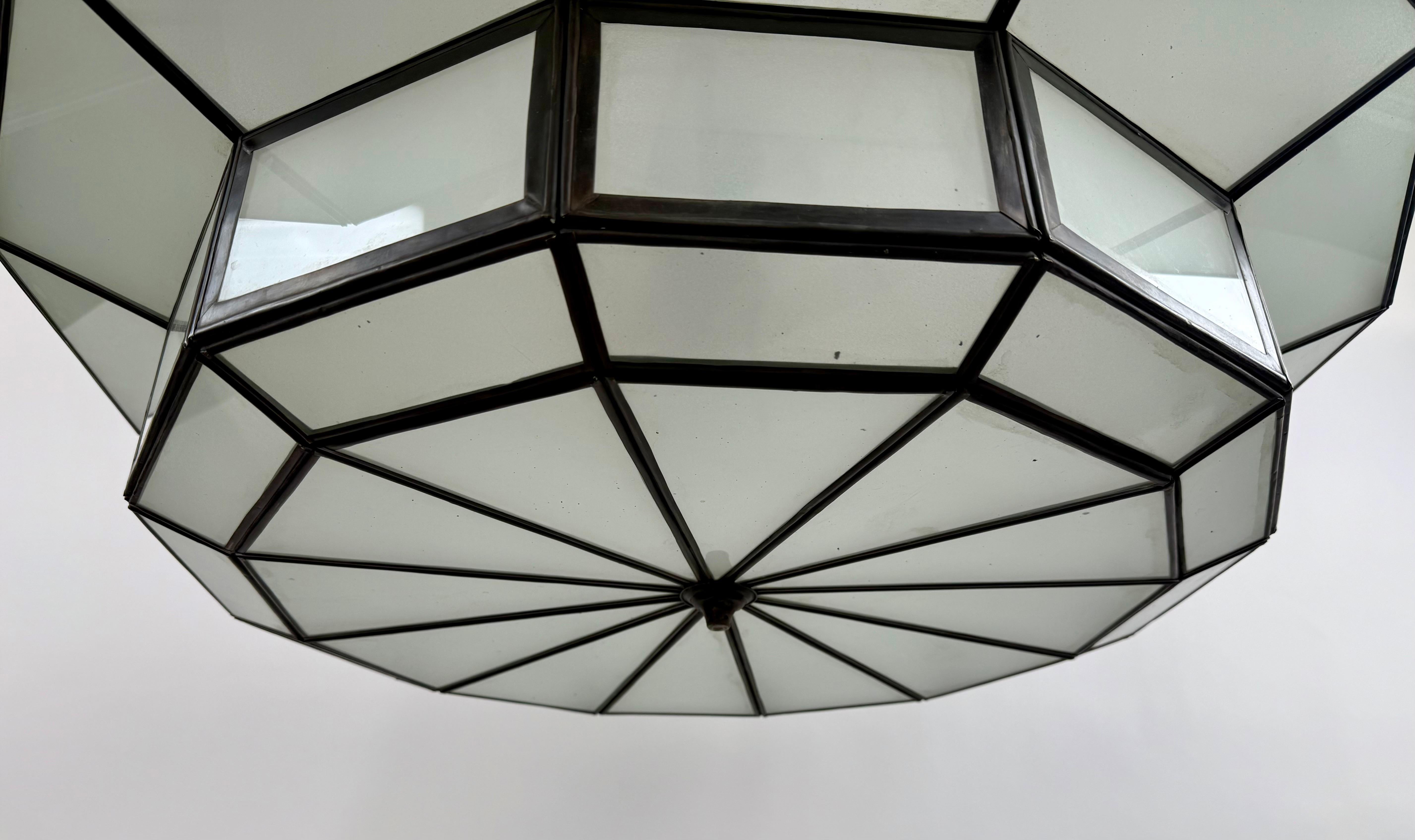 Lampadario circolare di grandi dimensioni in vetro bianco e bronzo in stile Art Deco in vendita 3