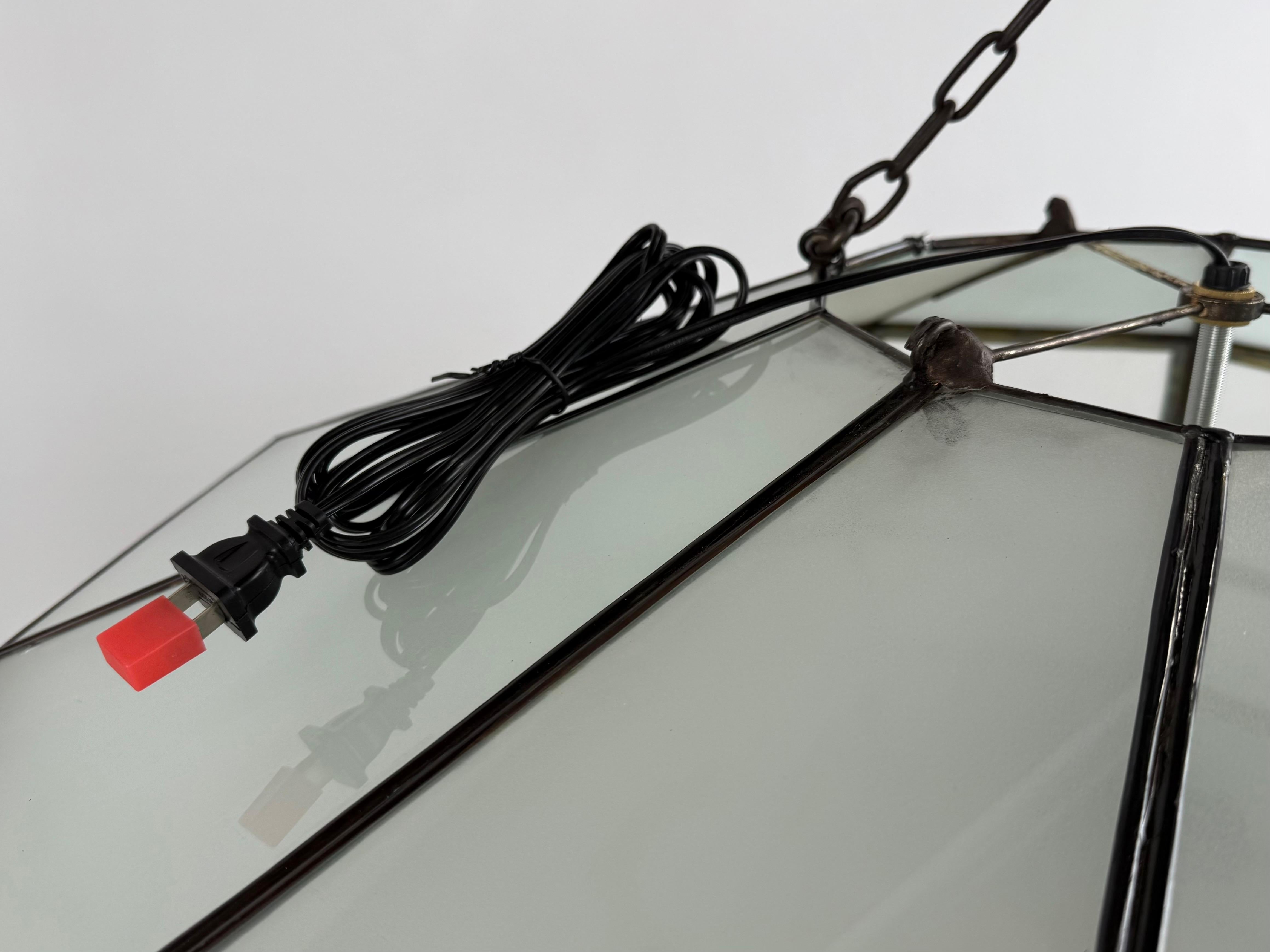 Lampadario circolare di grandi dimensioni in vetro bianco e bronzo in stile Art Deco in vendita 4