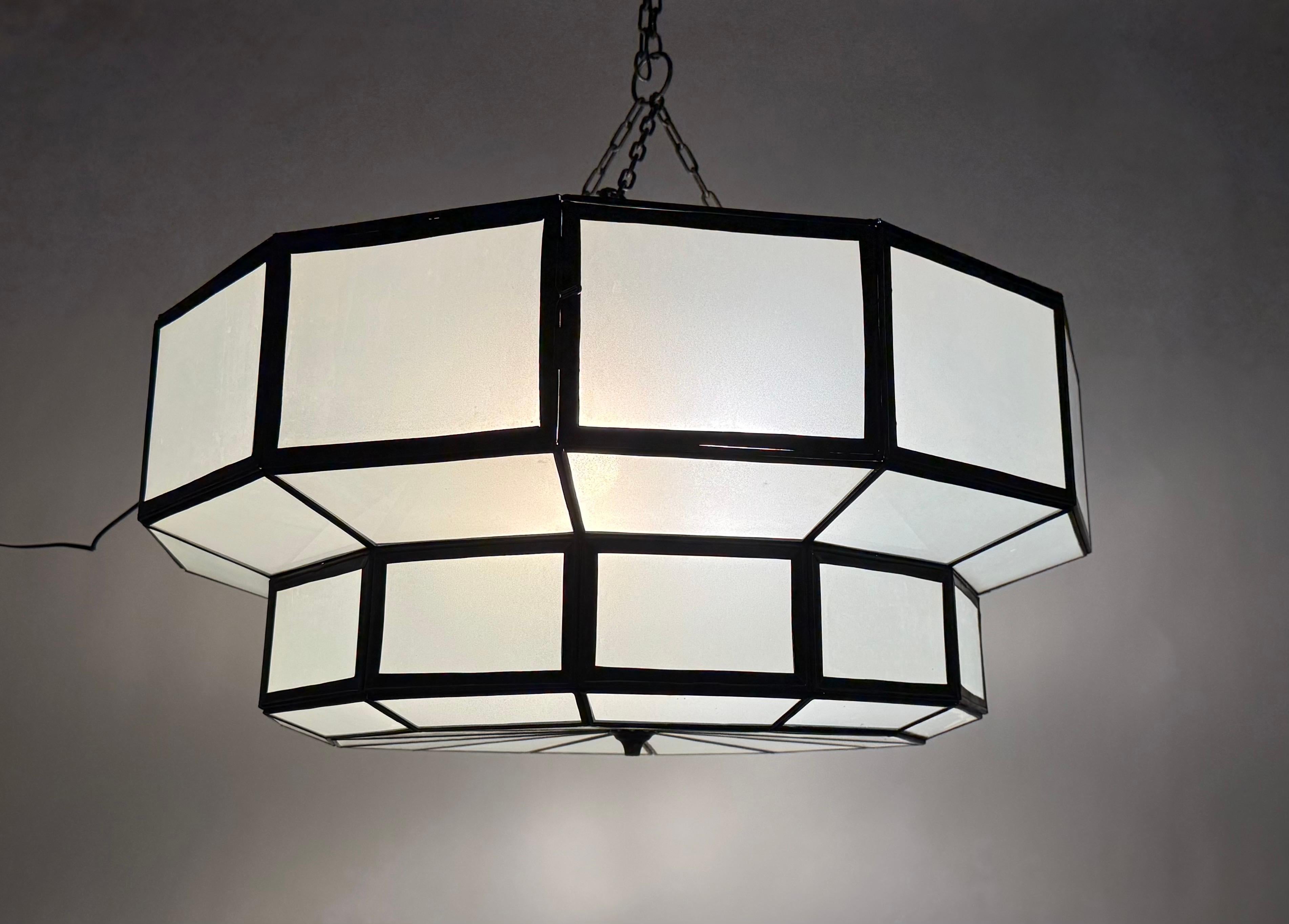 Lampadario circolare di grandi dimensioni in vetro bianco e bronzo in stile Art Deco in vendita 5