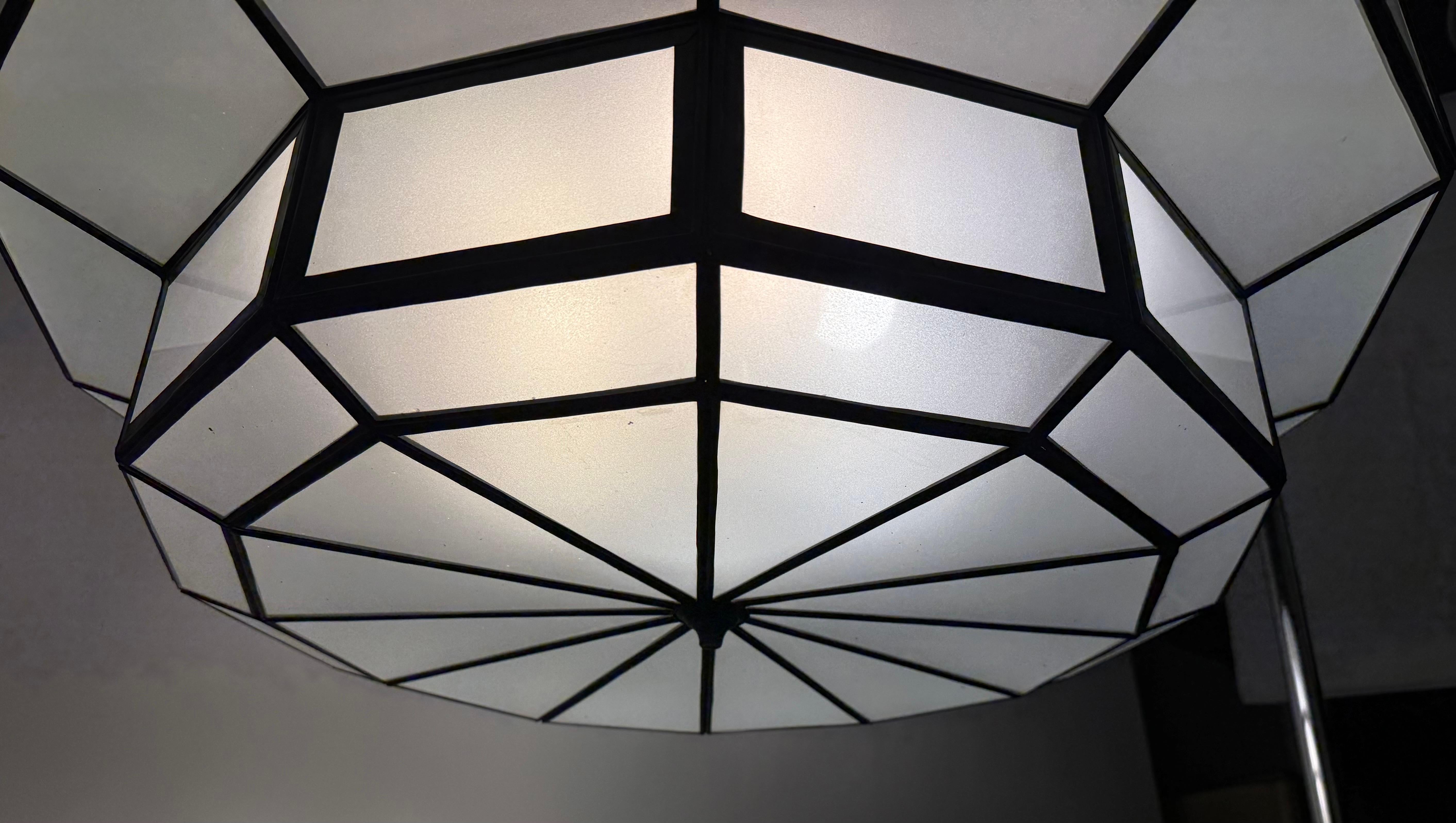 Lampadario circolare di grandi dimensioni in vetro bianco e bronzo in stile Art Deco in vendita 6