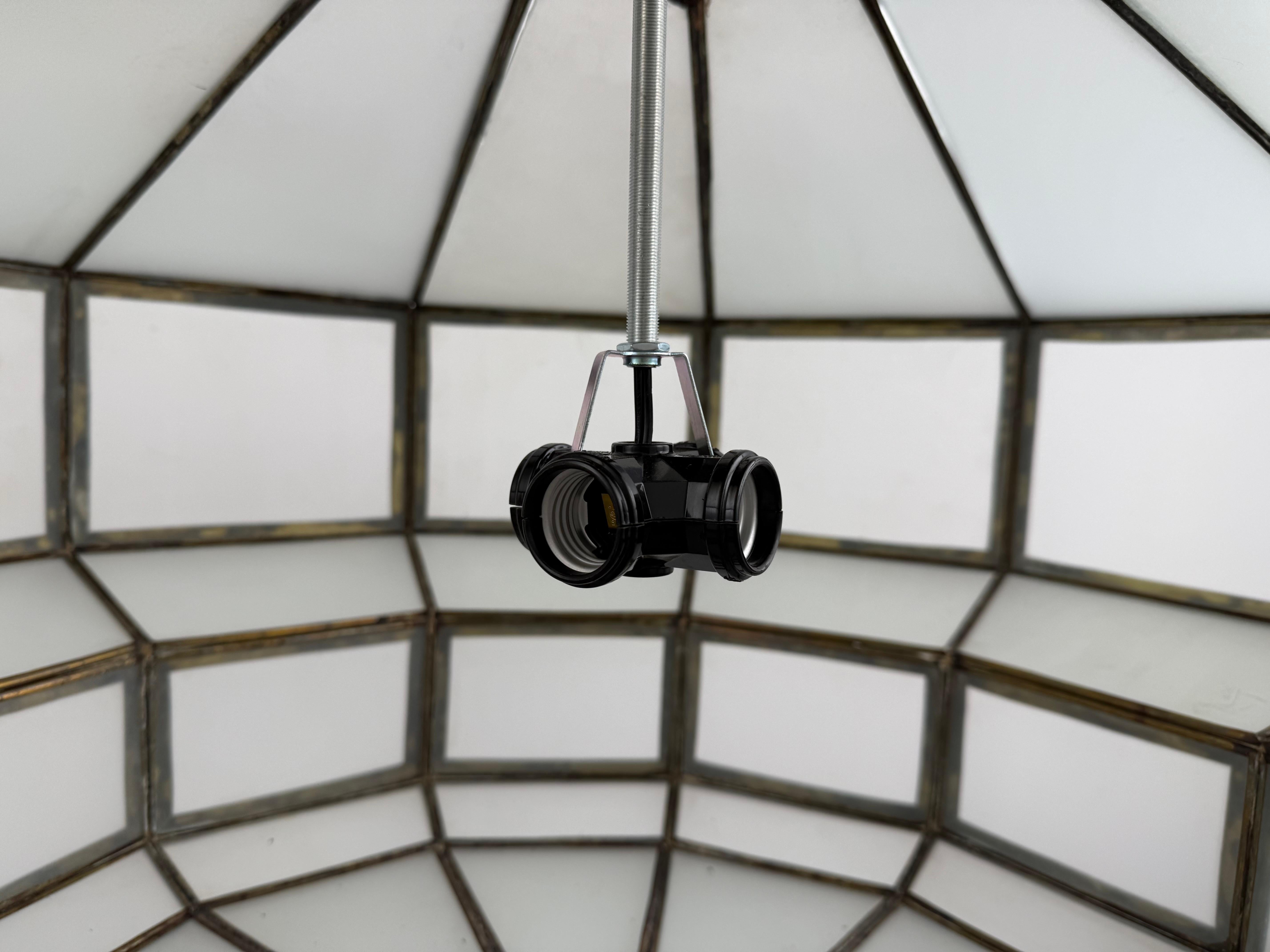 Lampadario circolare di grandi dimensioni in vetro bianco e bronzo in stile Art Deco in vendita 7
