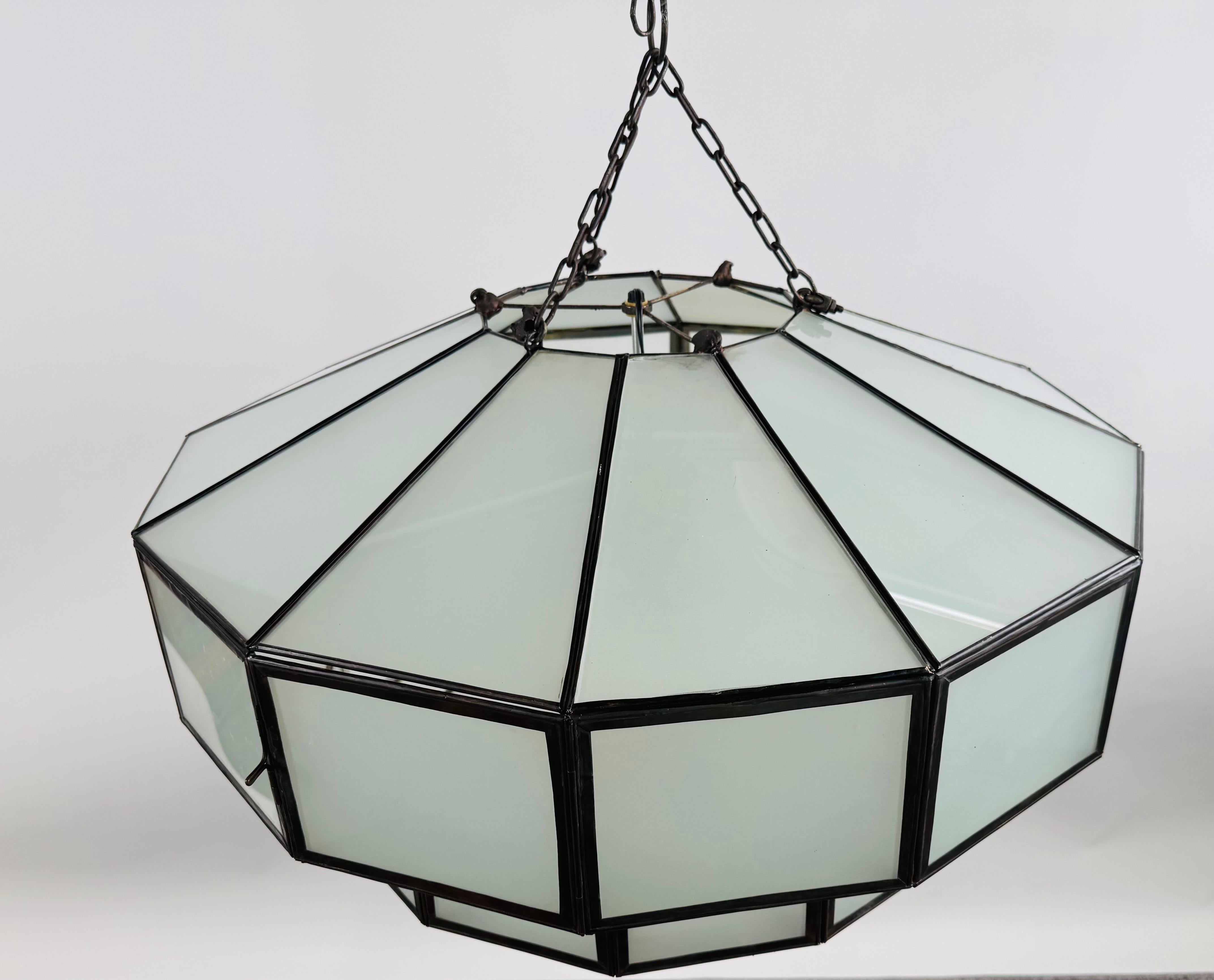 Lampadario circolare di grandi dimensioni in vetro bianco e bronzo in stile Art Deco in vendita 8