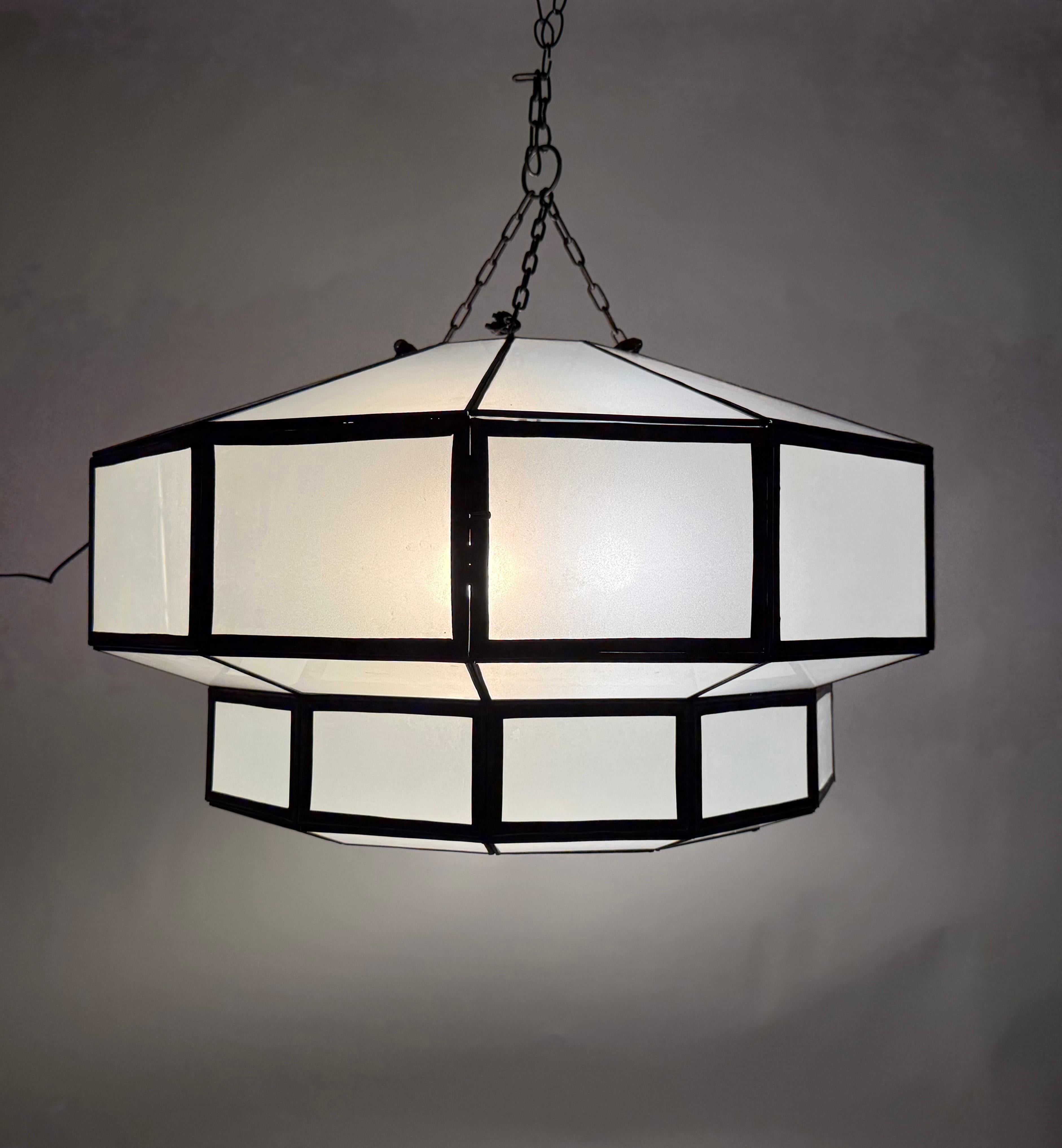Lampadario circolare di grandi dimensioni in vetro bianco e bronzo in stile Art Deco in vendita 9